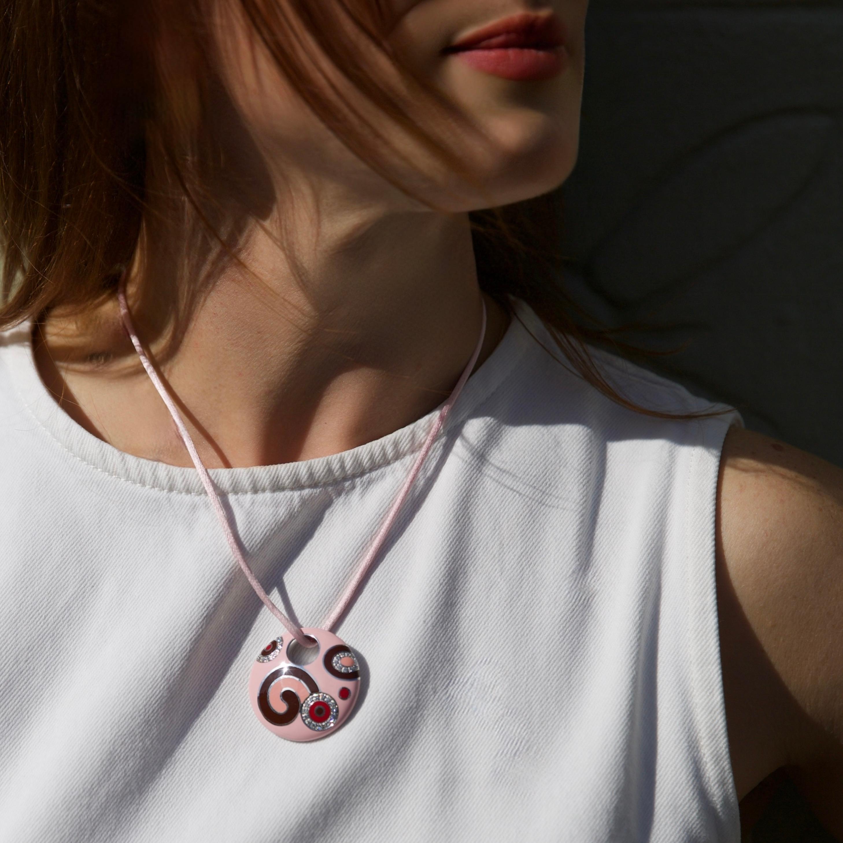 Roberto Coin - Collana con ciondolo in oro bianco 18k e smalto rosa e diamanti in vendita 5