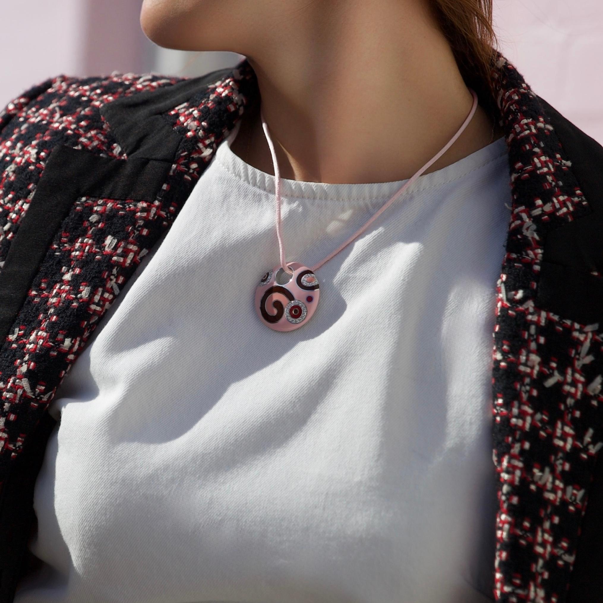 Roberto Coin - Collana con ciondolo in oro bianco 18k e smalto rosa e diamanti in vendita 4