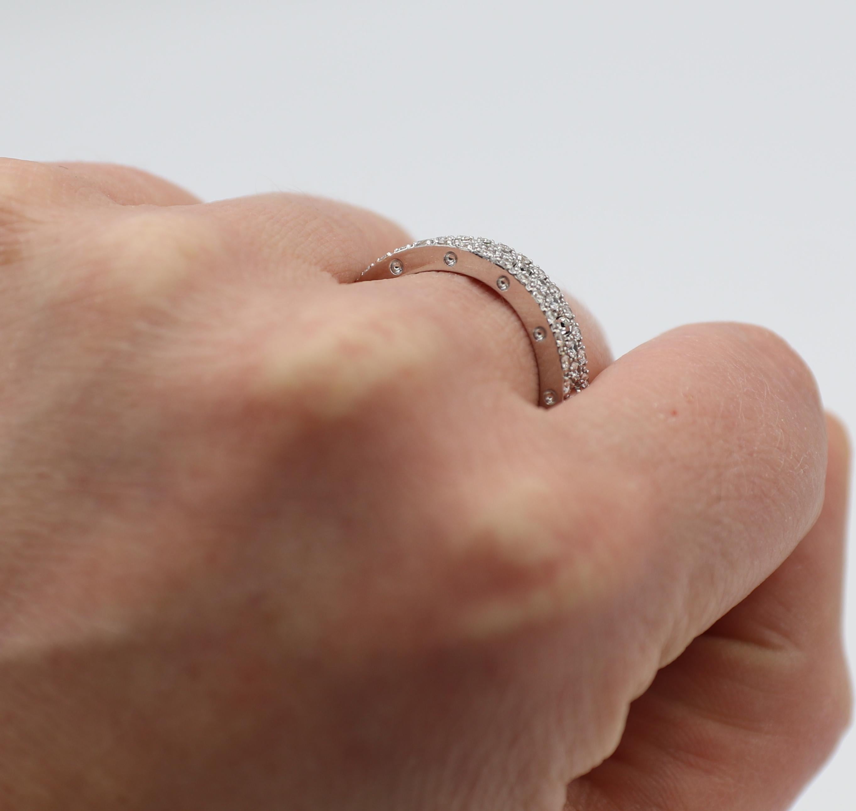 Roberto Coin Anello Pois Moi in oro bianco 18 carati con pavé di diamanti naturali In condizioni ottime a  Baltimore, MD