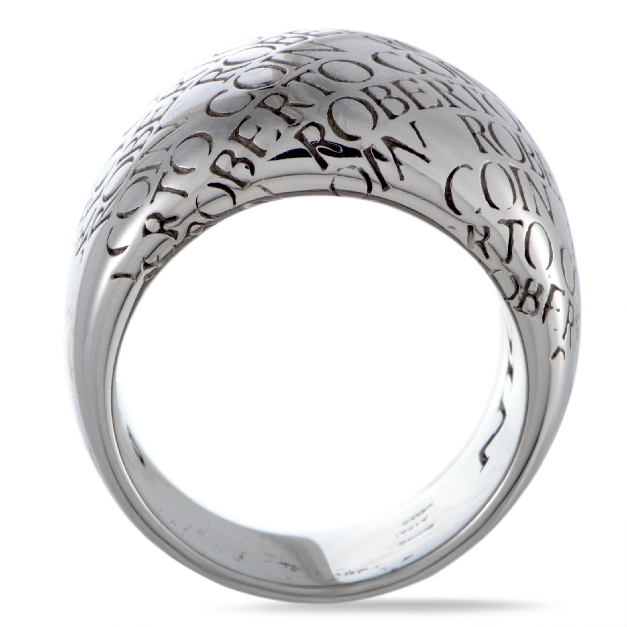 Standing out in glorious fashion against the splendidly bright and immaculately gleaming backdrop, the exceptionally neat and exquisitely carved inscriptions of the famous brand’s name produce an intriguing decorative pattern in this fantastic ring