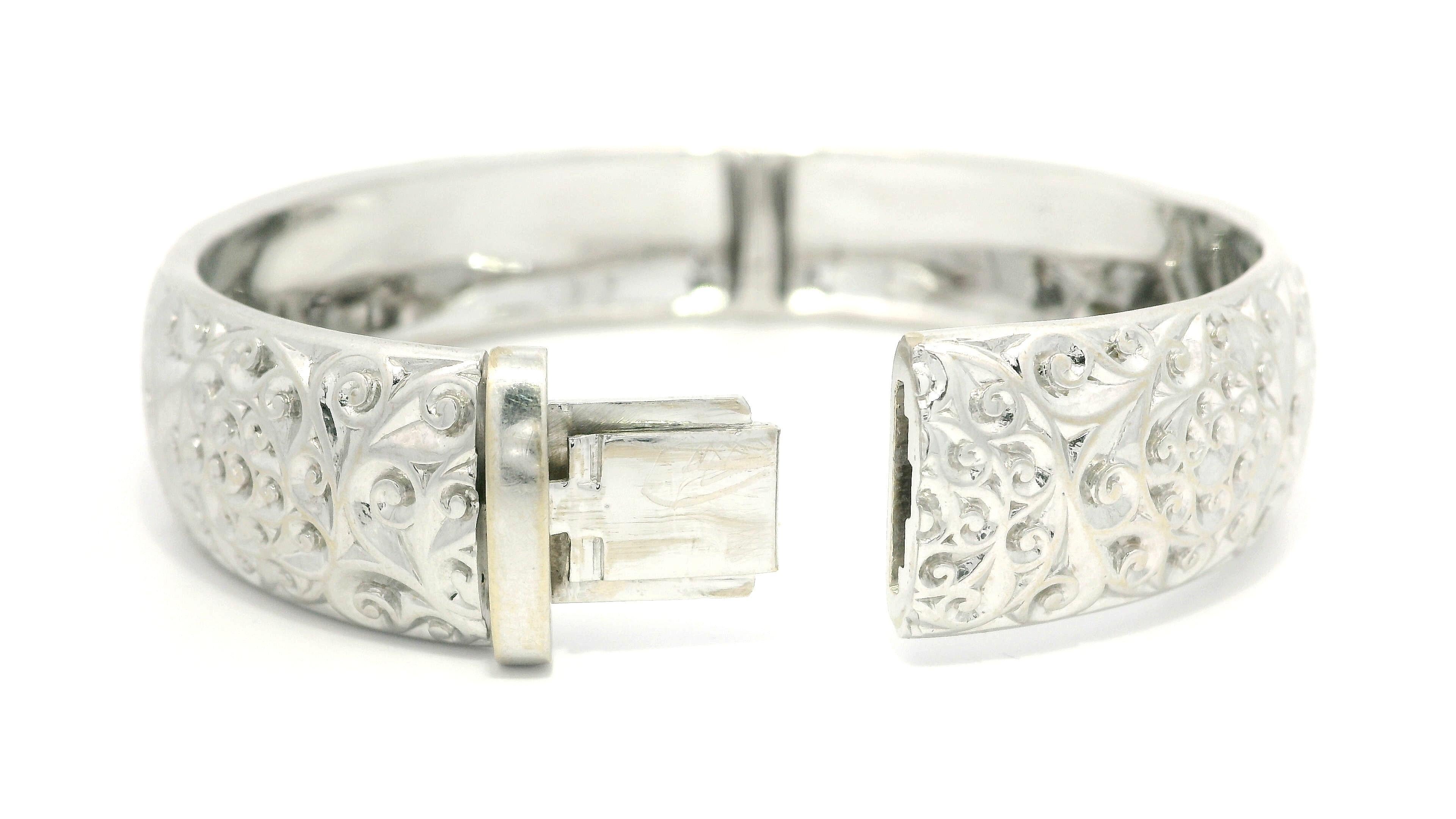 Roberto Coin Bracelet jonc à charnières larges de 14,1 mm en or blanc 18 carats texturé Excellent état - En vente à Montclair, NJ