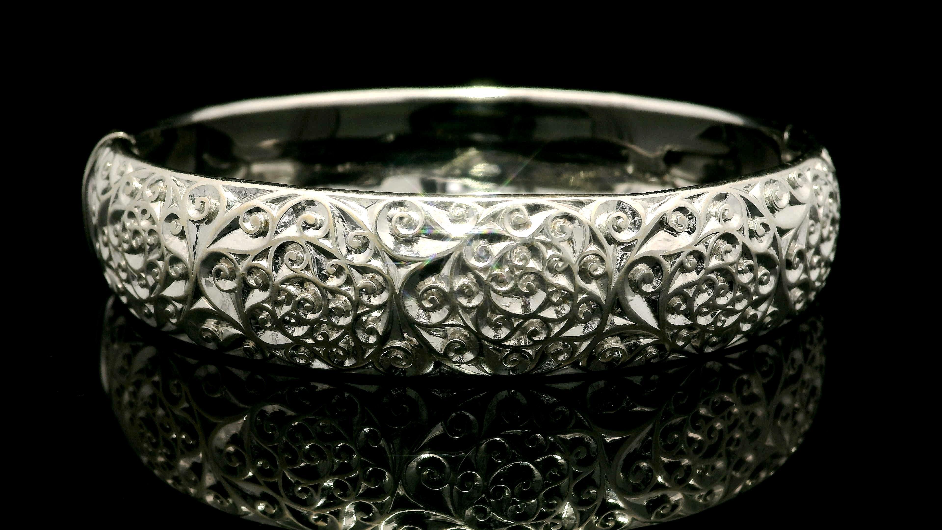 Roberto Coin Bracelet jonc à charnières larges de 14,1 mm en or blanc 18 carats texturé Pour femmes en vente