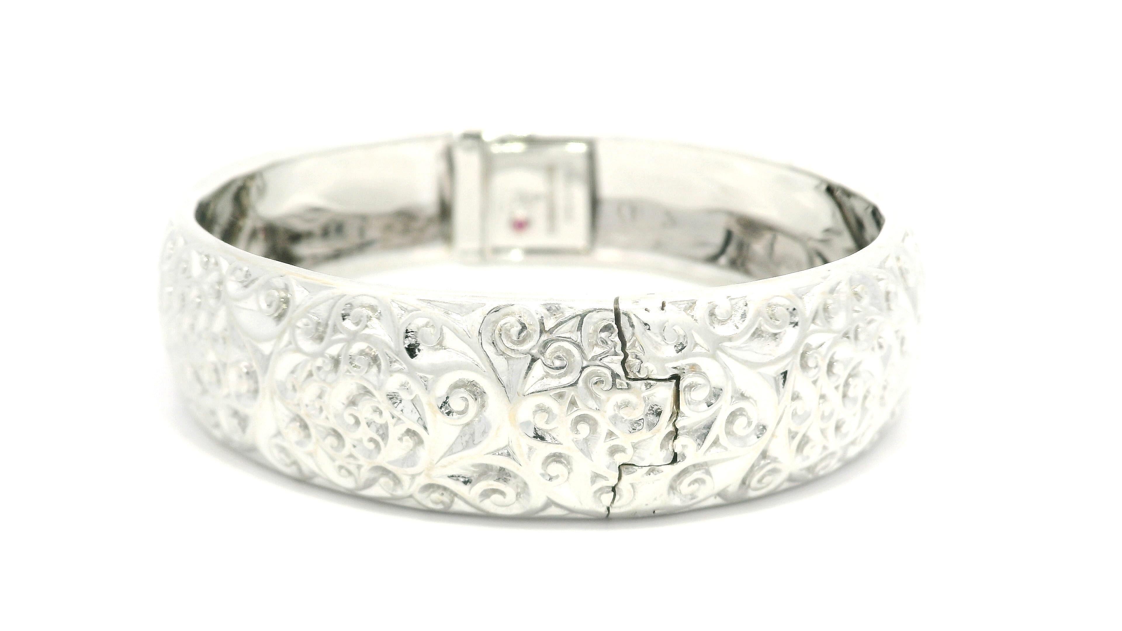 Roberto Coin Bracelet jonc à charnières larges de 14,1 mm en or blanc 18 carats texturé en vente 2