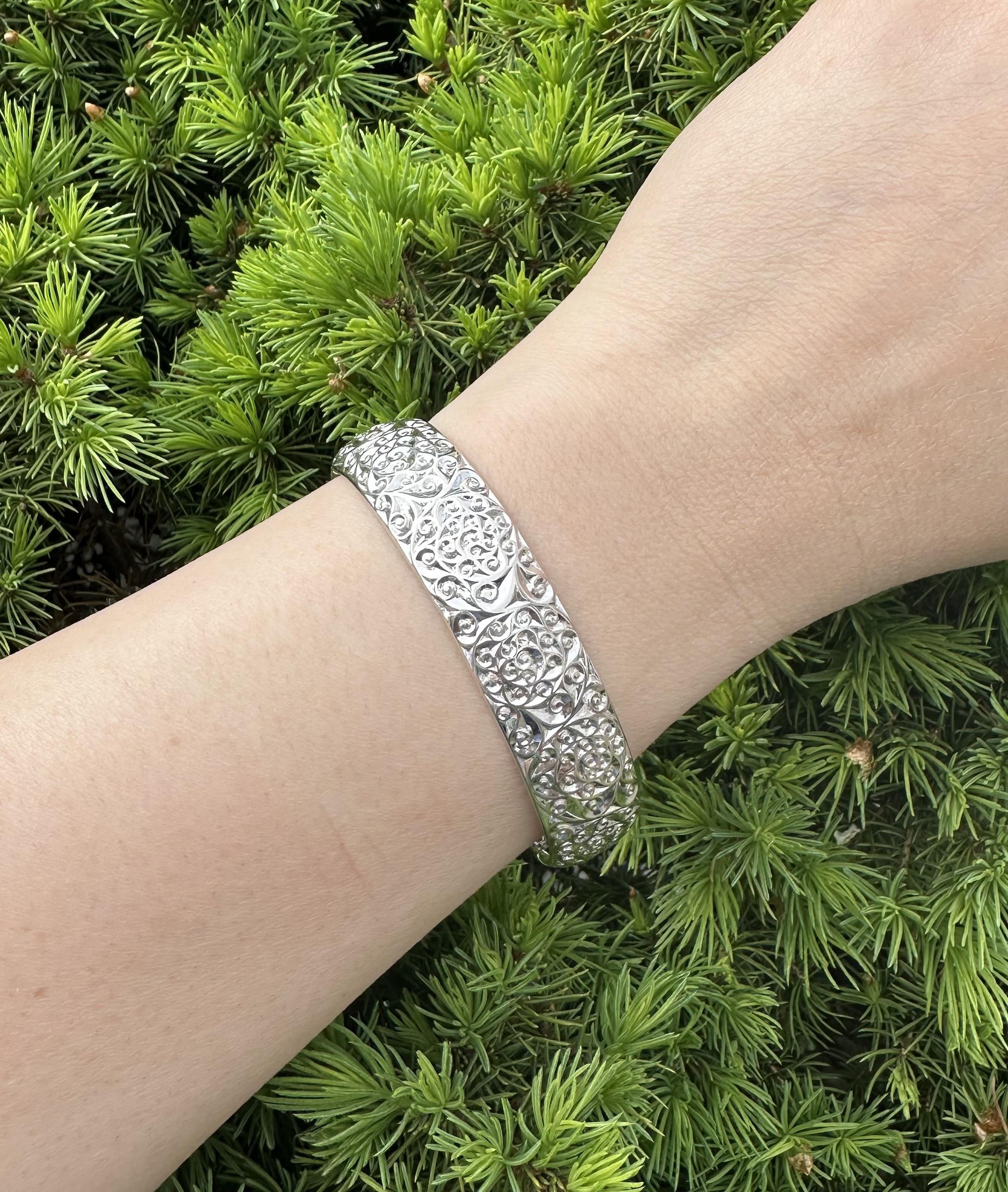Roberto Coin Bracelet jonc à charnières larges de 14,1 mm en or blanc 18 carats texturé en vente 4