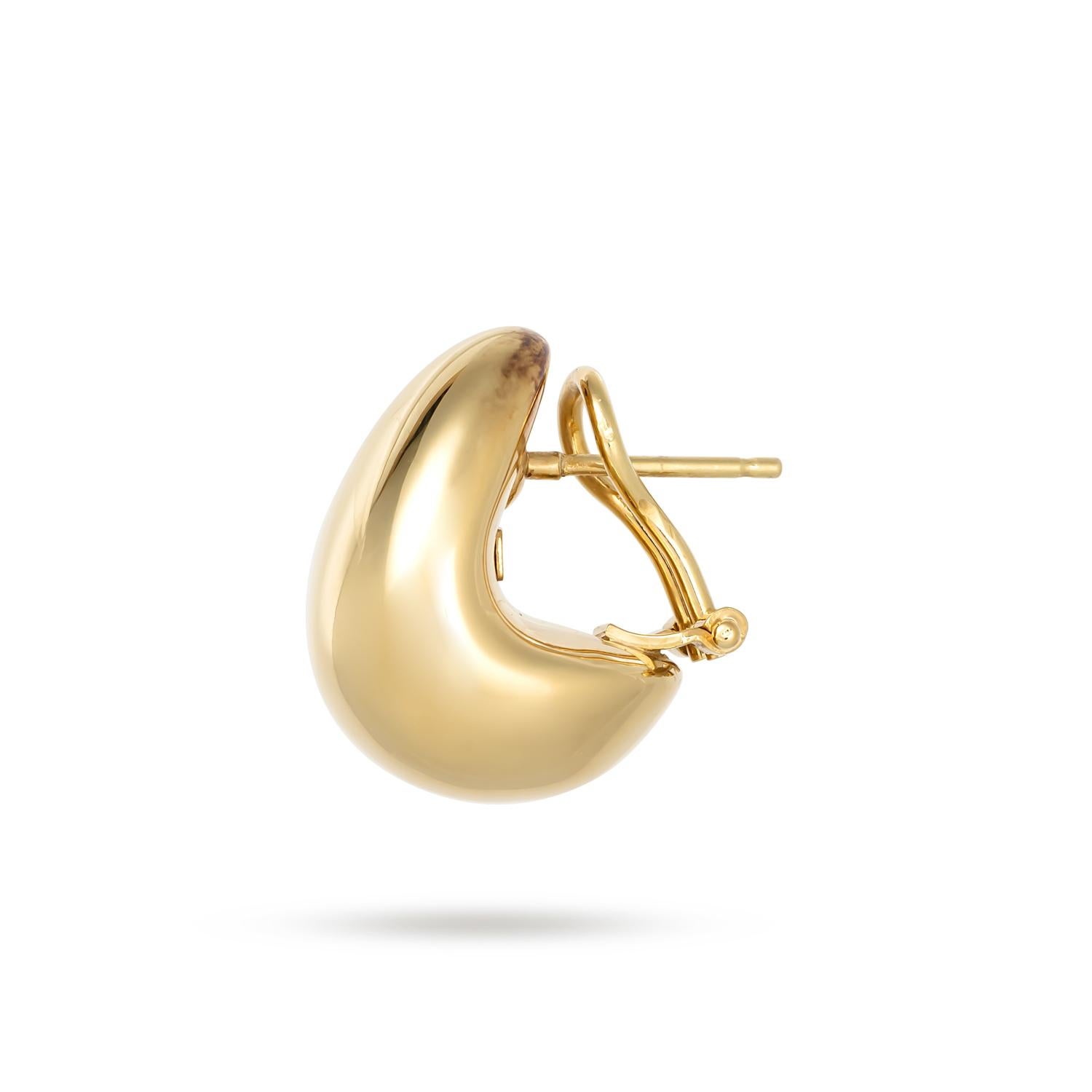 Erhöhen Sie Ihre Eleganz mit dem exquisiten Charme der Roberto Coin Designer Gold Domed Earrings, einem Meisterwerk aus luxuriösem 18k Gelbgold. Diese Ohrringe sind leicht und hohl und bieten einen hohen Tragekomfort, der den ganzen Tag und die