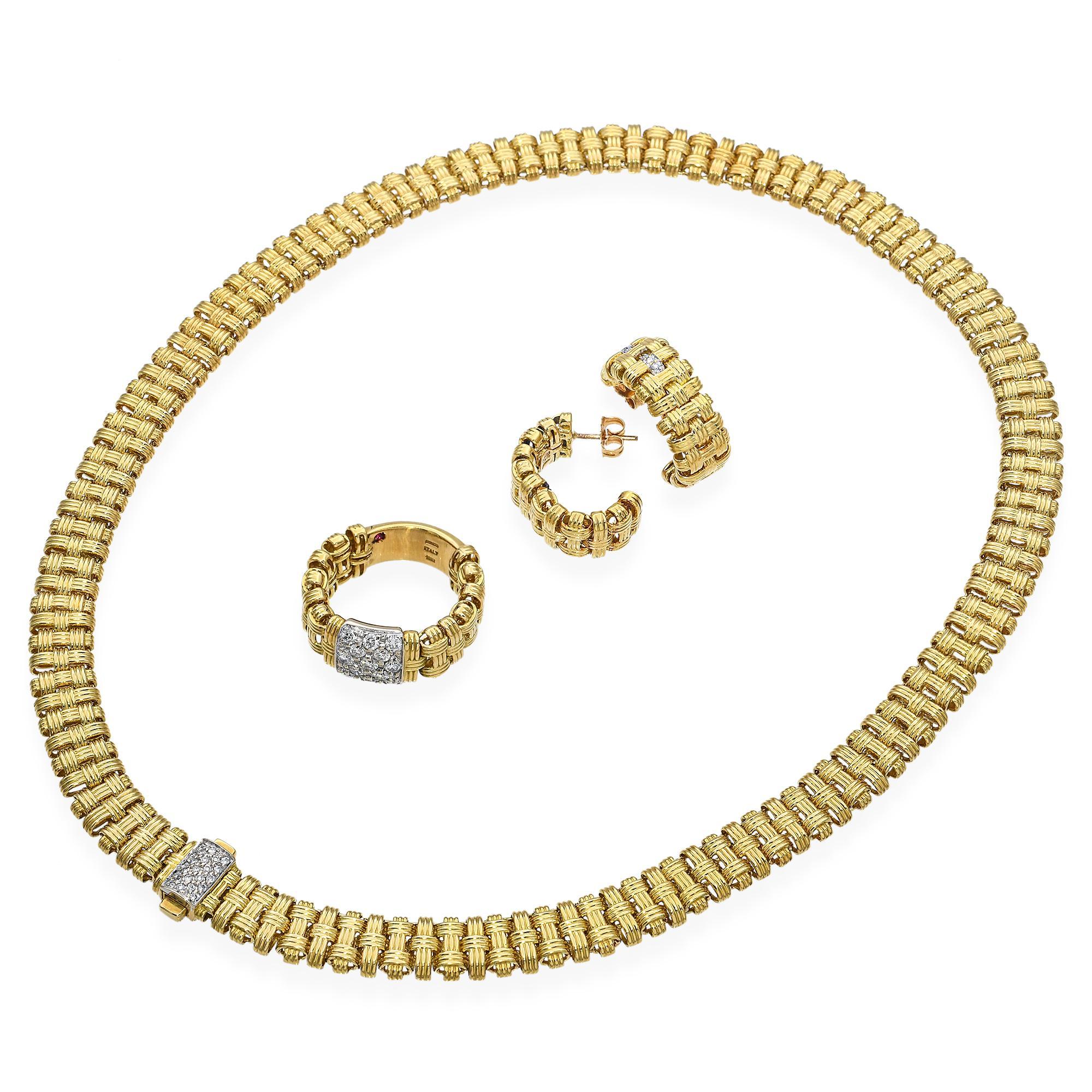 Este exquisito conjunto de joyas de Roberto Coin incluye un anillo, un collar y unos pendientes a juego, todos ellos elaborados en rico oro amarillo de 18 quilates con un distintivo diseño trenzado. El collar y el anillo presentan una construcción