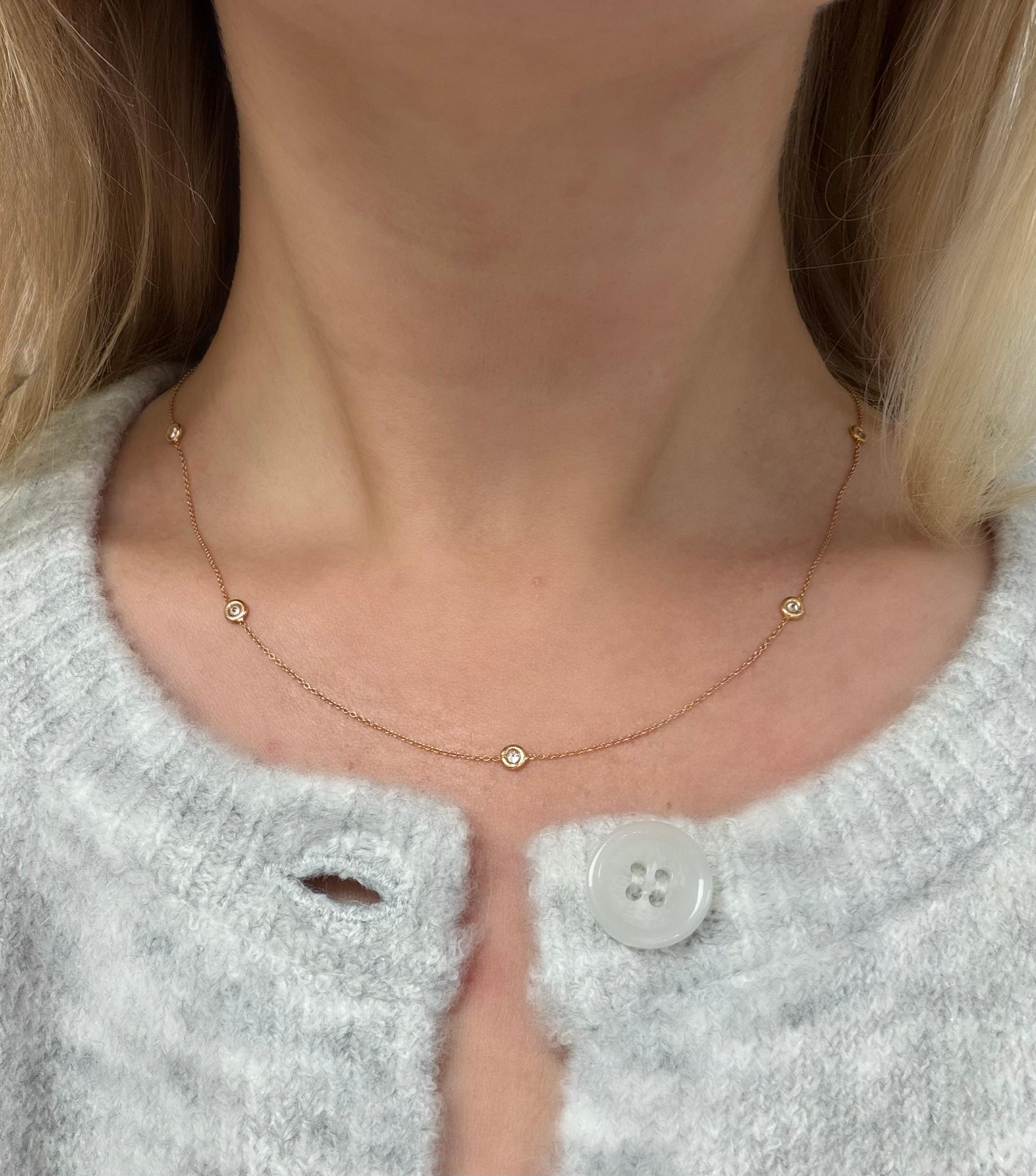 Ce magnifique collier du designer italien Roberto Coin contient cinq stations rondes de taille brillant pesant environ 0,25 carat au total, suspendues par une chaîne à maillons de câble avec un fermoir réglable. Le fermoir contient la signature de