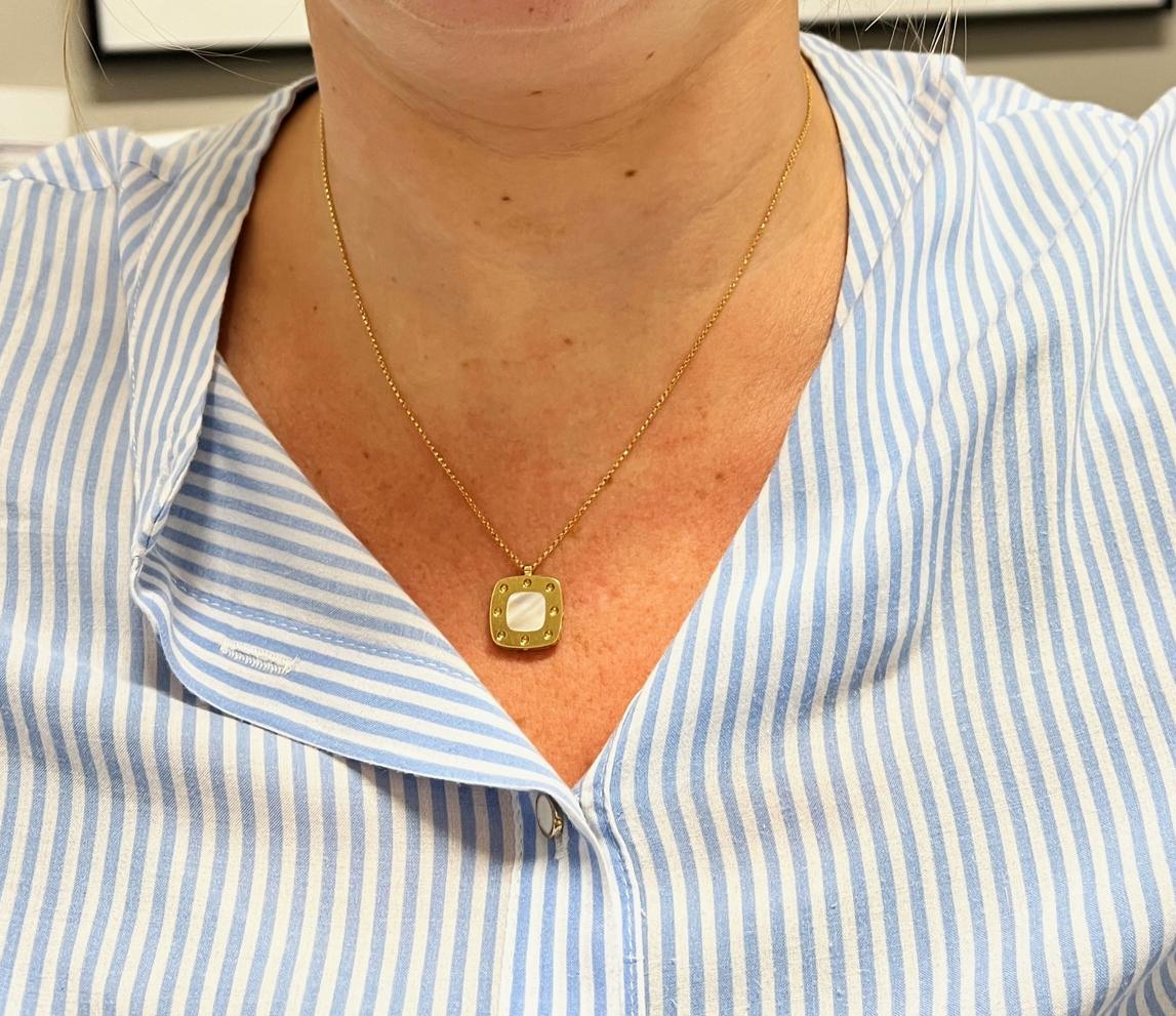 Roberto Coin 18K Yellow Gold and Mother-of-Pearl Pois Moi Pendant Drop Necklace In Excellent Condition For Sale In  Baltimore, MD