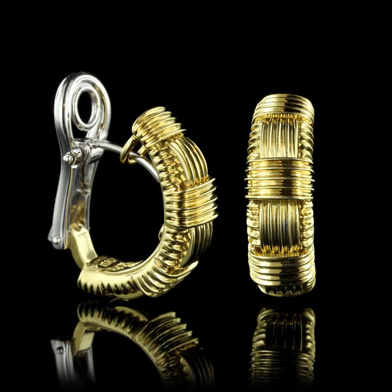 Roberto Coin 18K Yellow Gold Appassionata Earrings. The earrings are designed
as one row of interlocking ribbed gold links, length 7/8