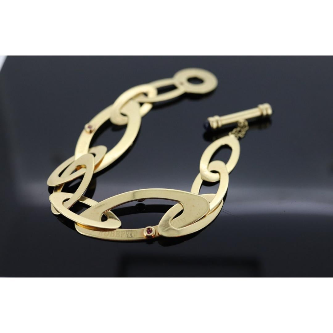 Vintage By
MATERIALIEN: Stein
Edelstein: Diamant

Stil: Mitte des Jahrhunderts

Dies ist ein großartiger Fund. PRE-OWNED

Roberto Coin Chic und Shine Armband aus 18k Gelbgold.
Saphir-Cabochons auf dem Knebelknopf

Gepunzte 18k Roberto Münze mit