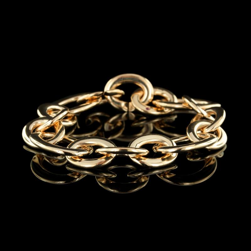 Roberto Coin 18K Yellow Gold Bracelet. The bracelet is designed with polished
oval links, length 8 1/2