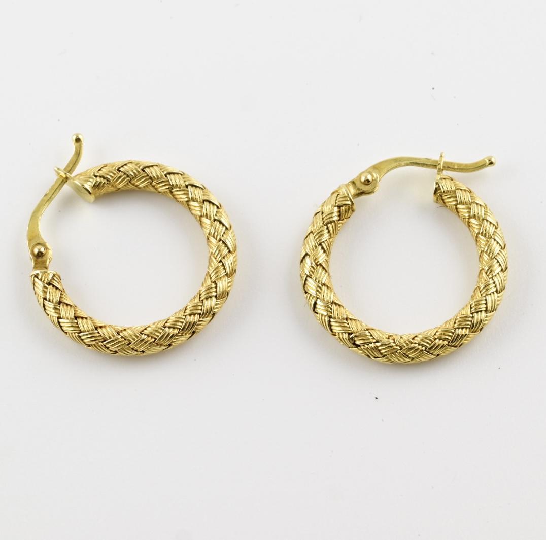 Ce magnifique ensemble collier et boucles d'oreilles Roberto Coin en or jaune 18 carats illustre le savoir-faire luxueux et l'élégance italienne intemporelle qui font la renommée de la marque. Le collier et les boucles d'oreilles sont tous deux