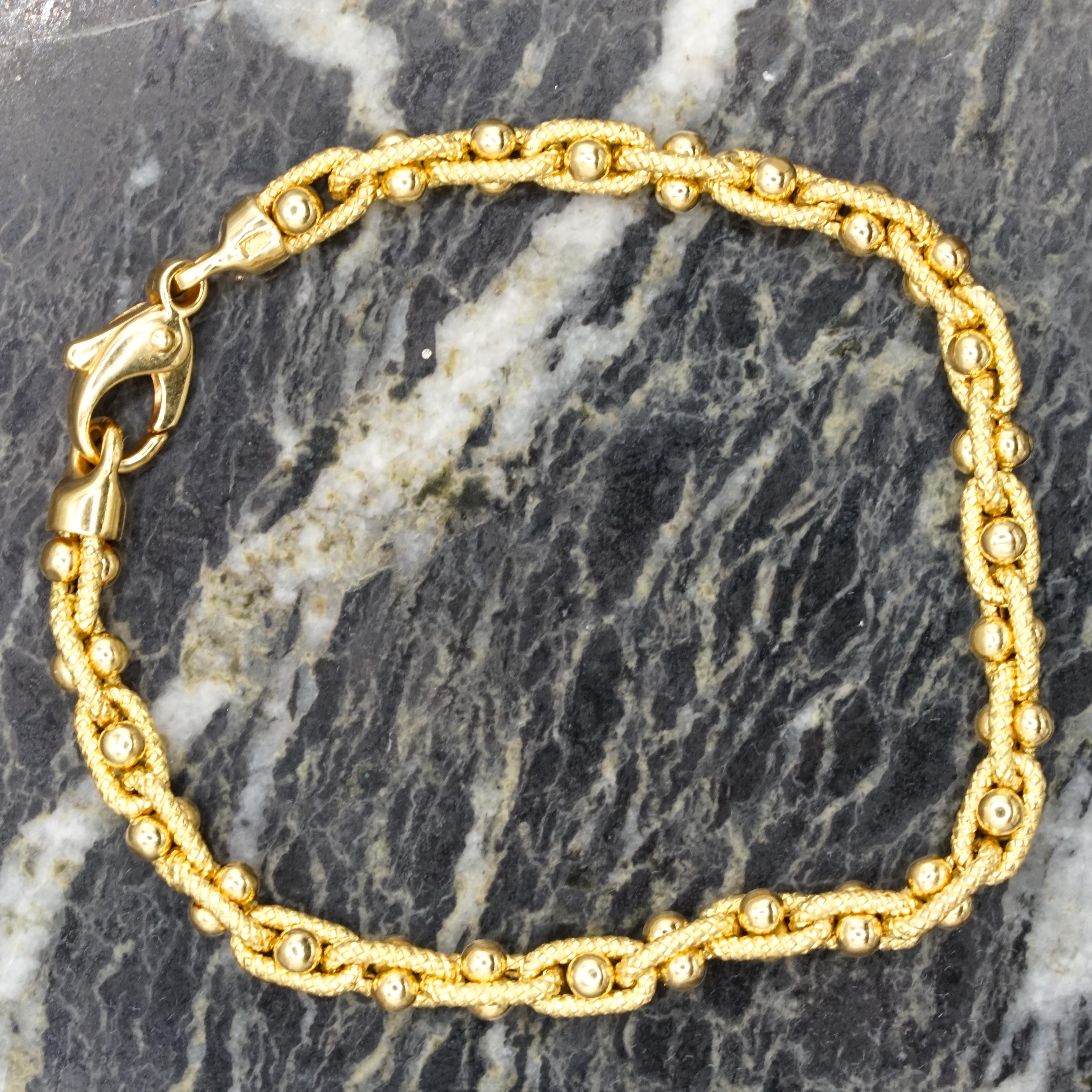 Dieses elegante Kettenarmband von Roberto Coin ist komplett aus 18 Karat Gelbgold gefertigt und zeigt die charakteristische Handwerkskunst und das zeitlose Design der Marke. Mit einem Gewicht von 10,1 Gramm ist dieses Schmuckstück sowohl leicht als