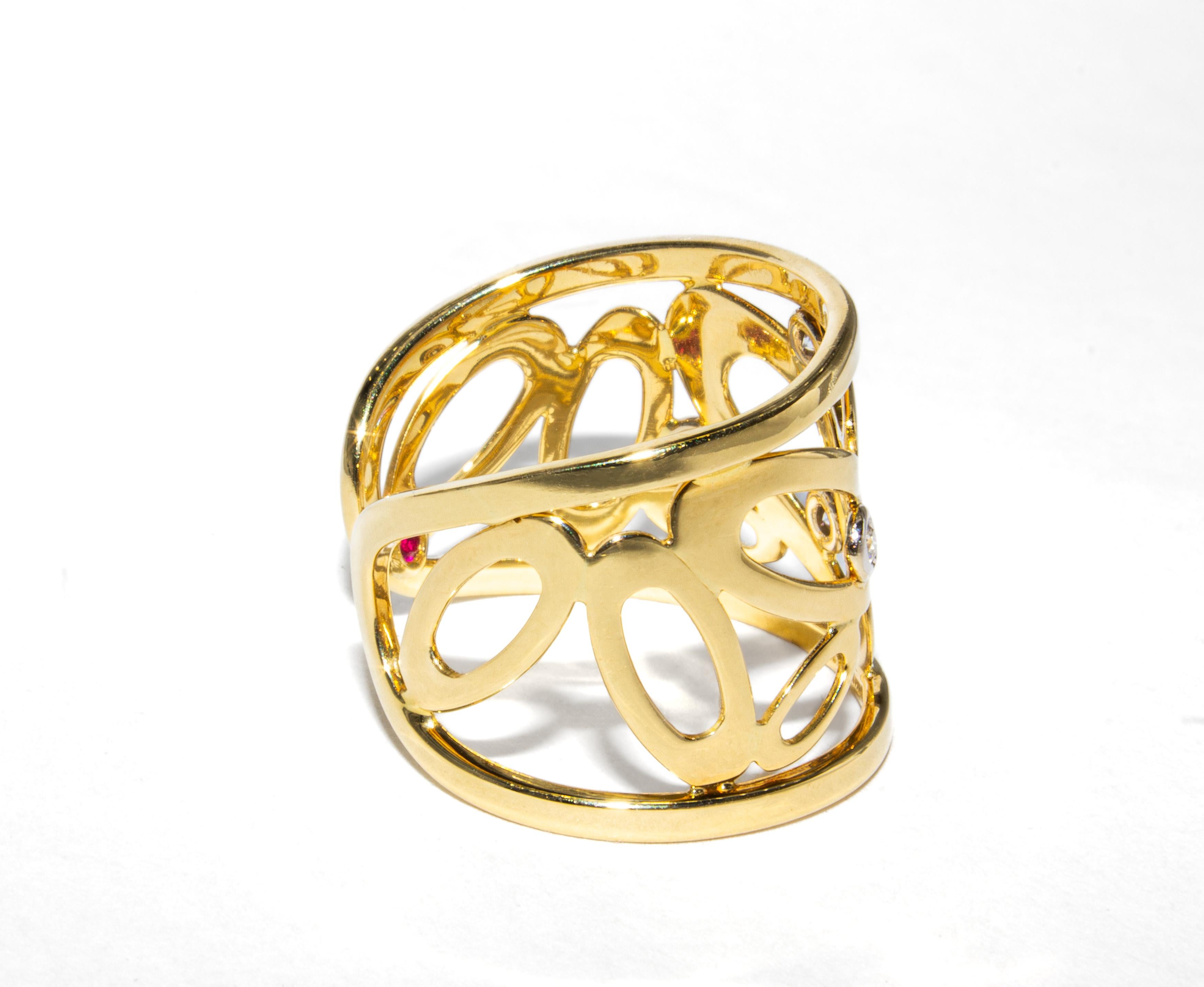 Questo elegante anello Chic & Shine di Roberto Coin è un'espressione senza tempo del lusso moderno. Realizzato in oro giallo 18 carati, il design è caratterizzato da una silhouette lucida e bombata, impreziosita da 0,05 carati totali di diamanti