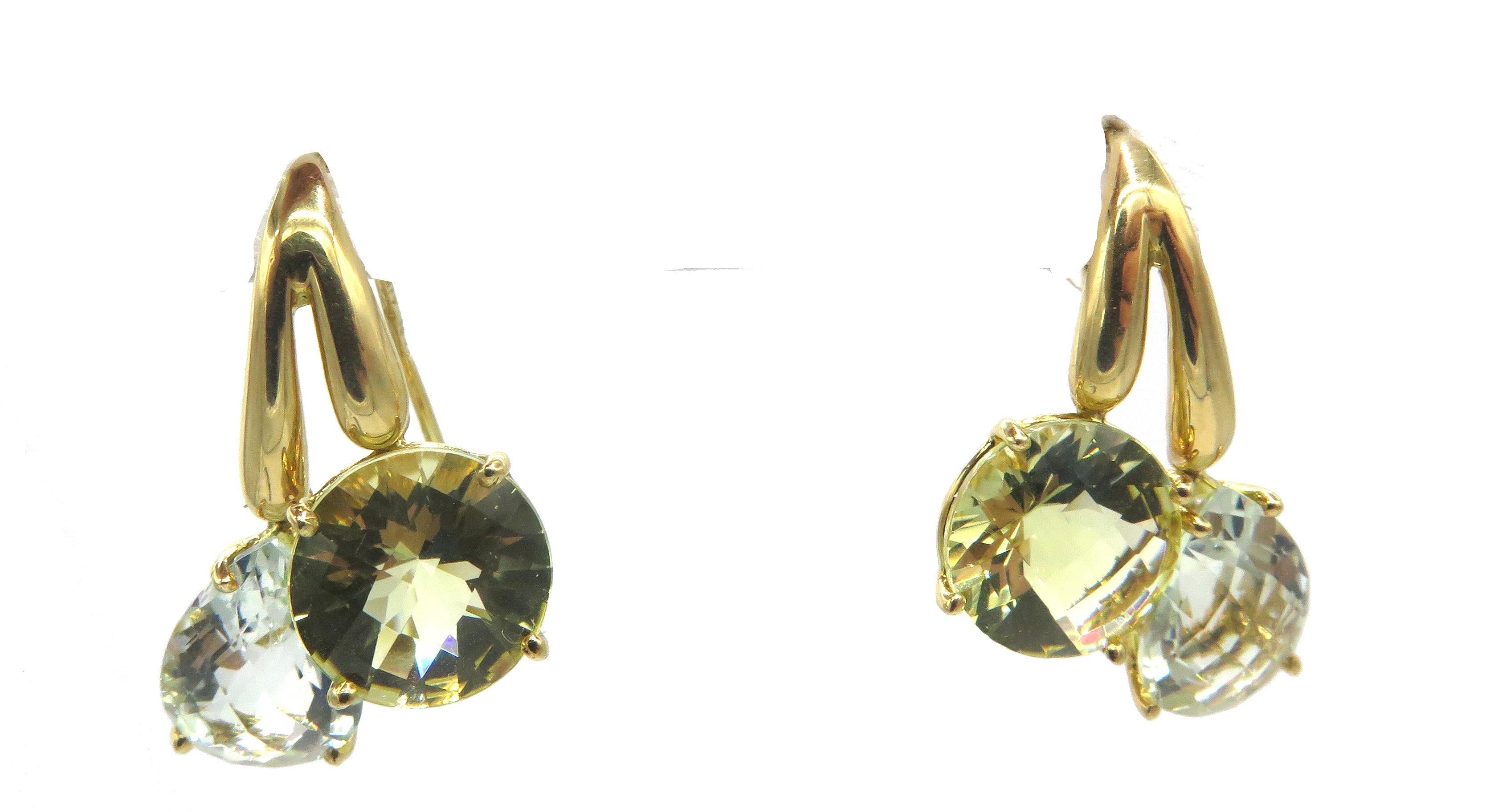 A, beautiful pair of earring created by Roberto Coin, made in Italy. This, beautiful earrings are stamped 