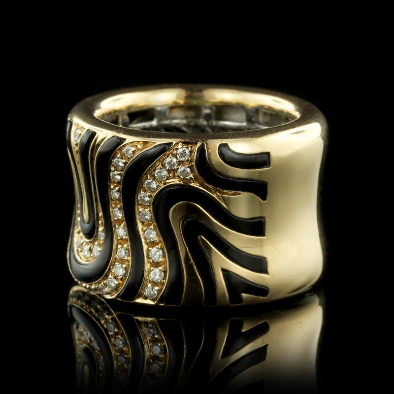 Roberto Coin 18 Karat Yellow Gold Diamond and Enamel Zebra Ring In Good Condition For Sale In Nashua, NH