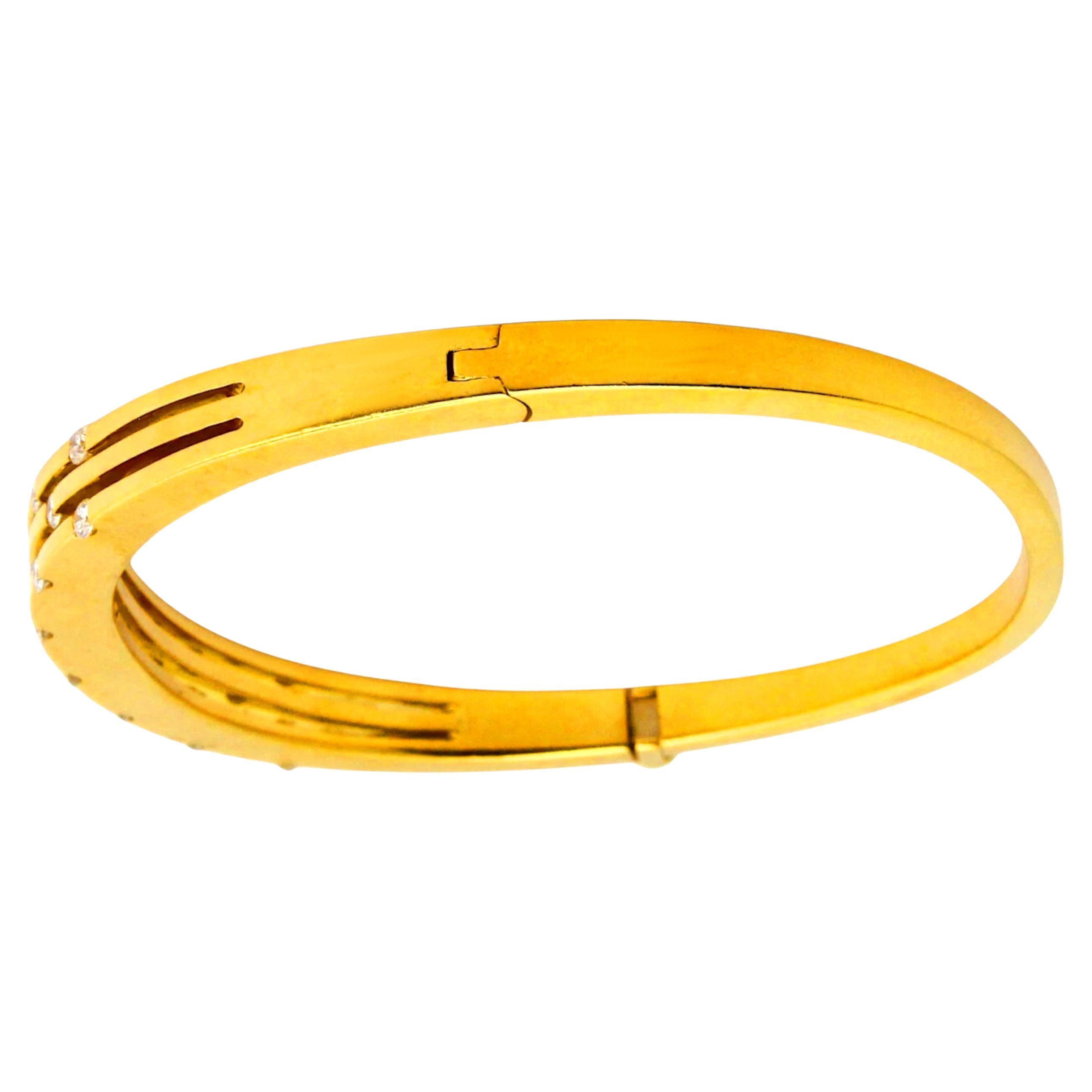 Roberto Coin Pulsera de diamantes de oro amarillo de 18 quilates con rubí oculto

Esta impresionante pulsera brazalete Roberto Coin está elaborada en oro amarillo de 18 quilates y muestra la inconfundible elegancia y la refinada artesanía italiana