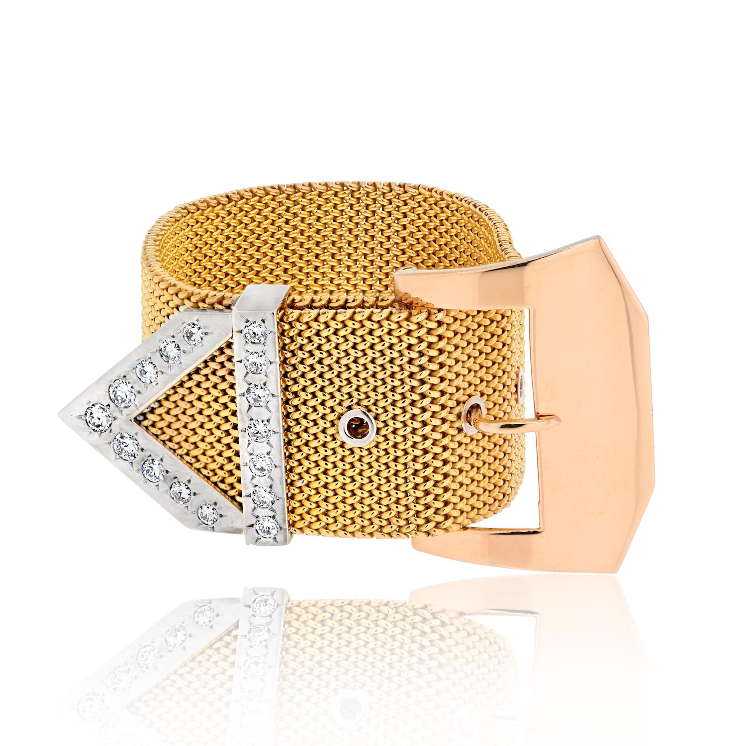 Erhöhen Sie Ihr Handgelenk mit der unverwechselbaren Anziehungskraft des Roberto Coin 18K Gelbgold Diamond Belt Buckle Armbands. 

Mit einer großzügigen Breite von 30 mm ist dieses Armband ein Ausdruck von Luxus und Stil. Ihr vielseitiges Design