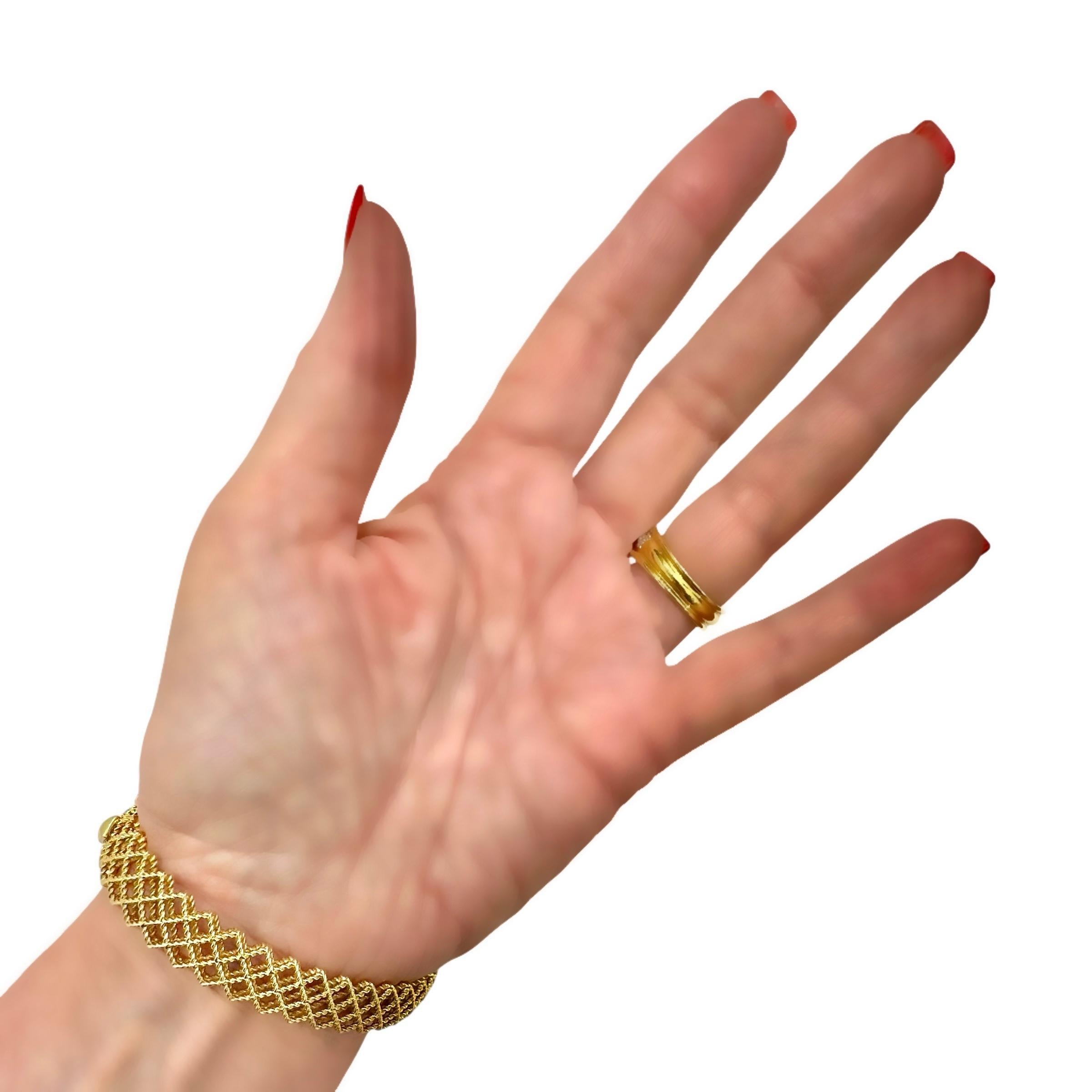 Roberto Coin 18K Yellow Gold & Diamond Lattice Design, Oval Bangle Bracelet For Sale 10