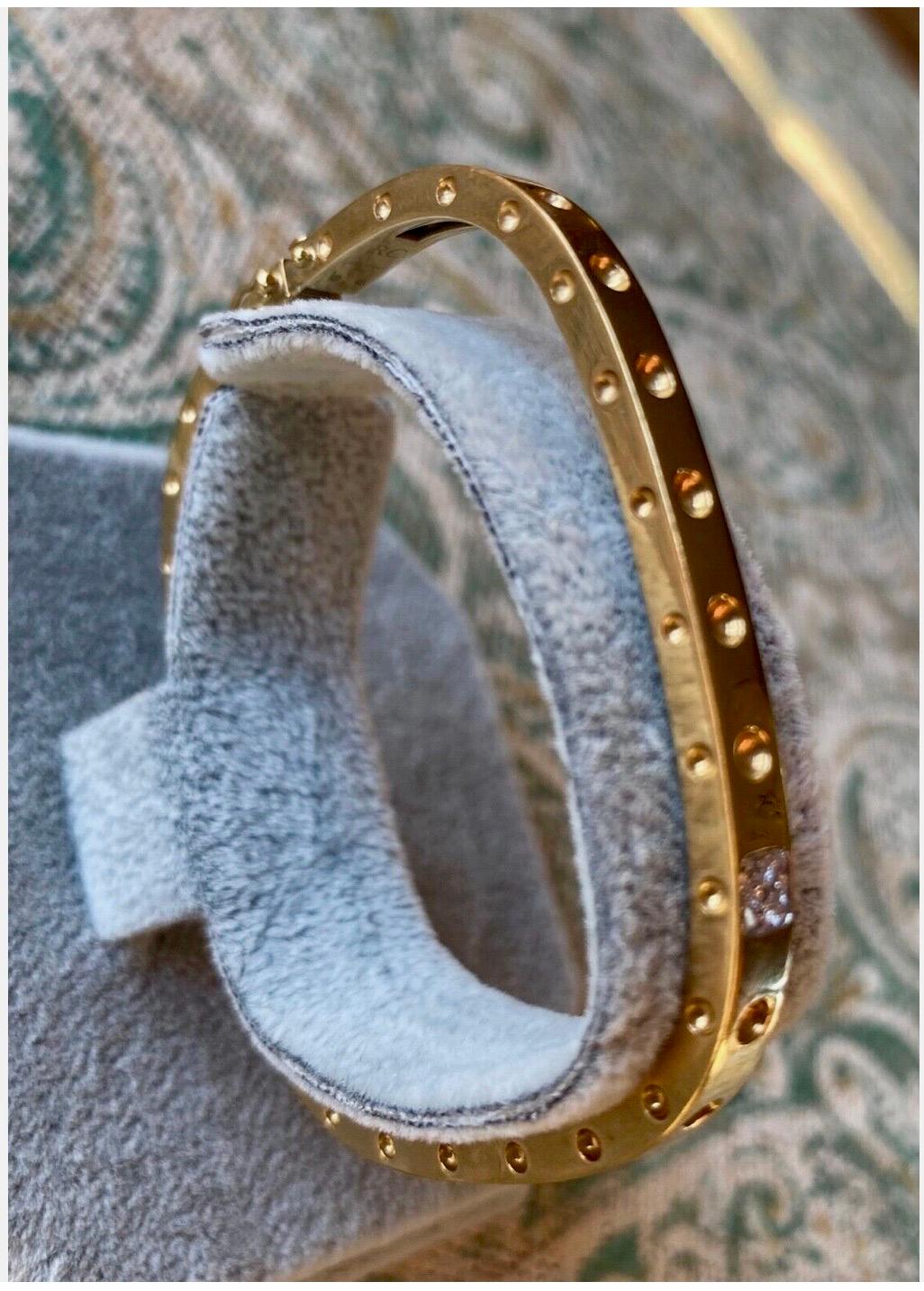 Roberto Coin Bracelet version of a Pois Moi bracelet.

 Roberto Coin 18k yellow Gold 

Pois Moi diamond Bangle Bracelet

Original  box 

Estate/ Used /Excellent condition.

0.07 diamond

Size up 6.5