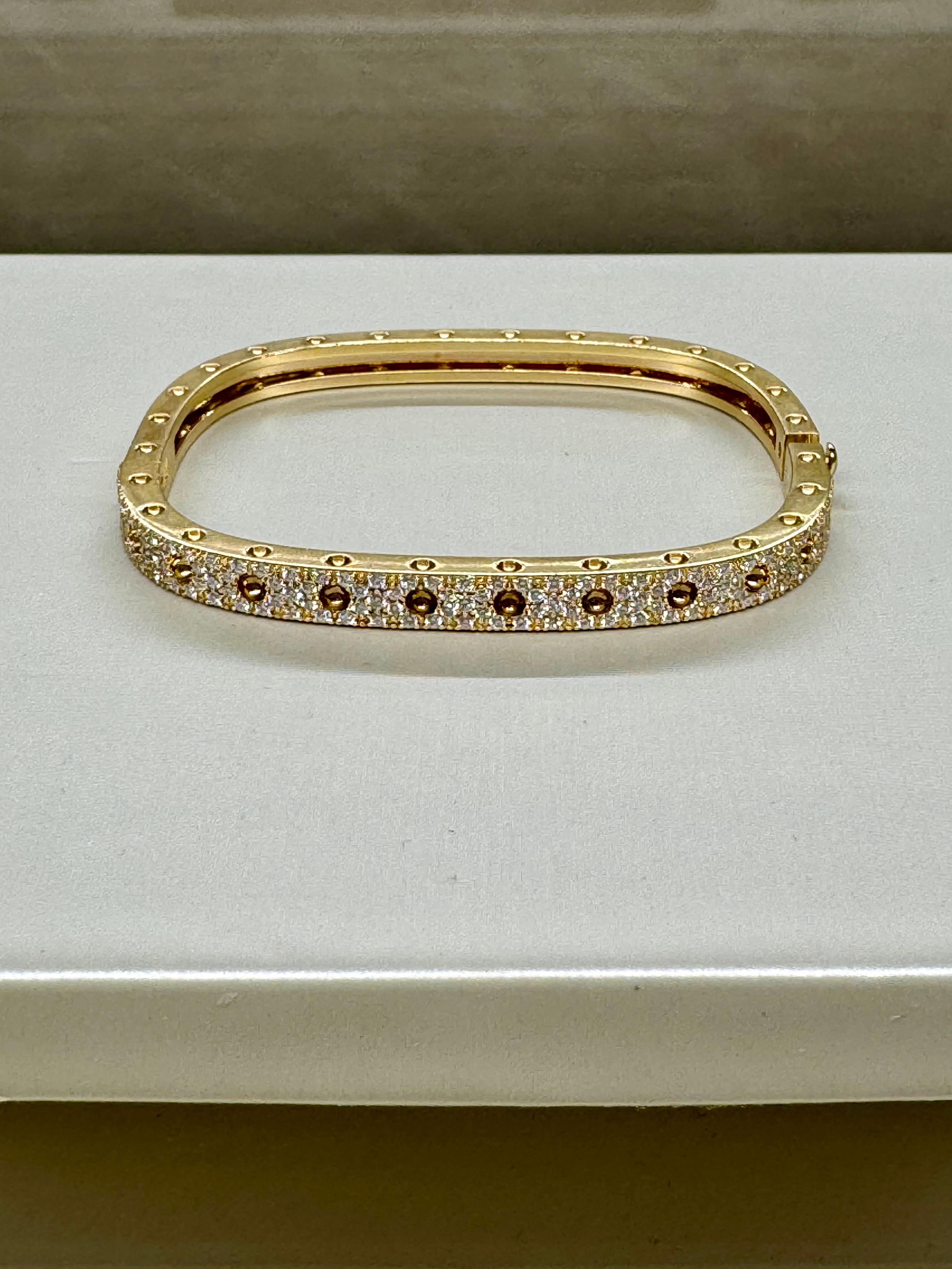 
Gönnen Sie sich zeitlose Eleganz mit dem Roberto Coin Armreif aus 18 Karat Gelbgold mit Diamanten Pois Moi, ein luxuriöses Schmuckstück, das Raffinesse und zeitgenössische Anziehungskraft nahtlos miteinander verbindet. Dieser Armreif aus 18 Karat