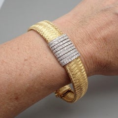 Bracciale a cuffia Roberto Coin in oro giallo 18k con diamanti e motivo a trama di seta