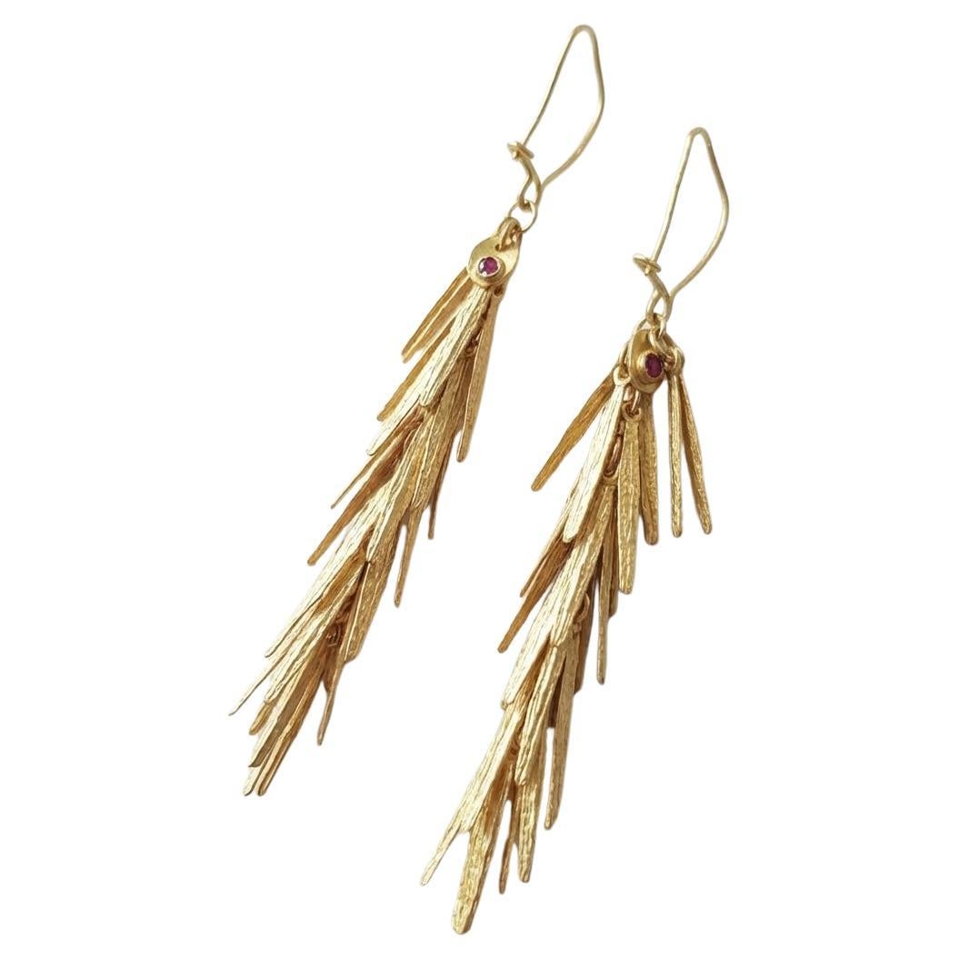 Questi eleganti orecchini a goccia di Roberto Coin sono realizzati in lussuoso oro giallo 18 carati e mostrano la distintiva arte italiana per cui il marchio è famoso. Con una lunghezza di circa 2,7 pollici e un peso di 9,5 grammi, gli orecchini