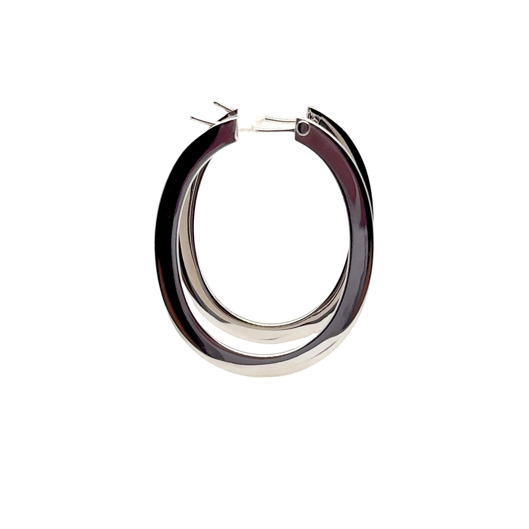 Ces élégantes boucles d'oreilles ovales plates Roberto Coin incarnent la réputation du créateur italien en matière de savoir-faire raffiné et de luxe intemporel. Réalisé en or jaune 18 carats, chaque anneau est sculpté avec un profil plat moderne