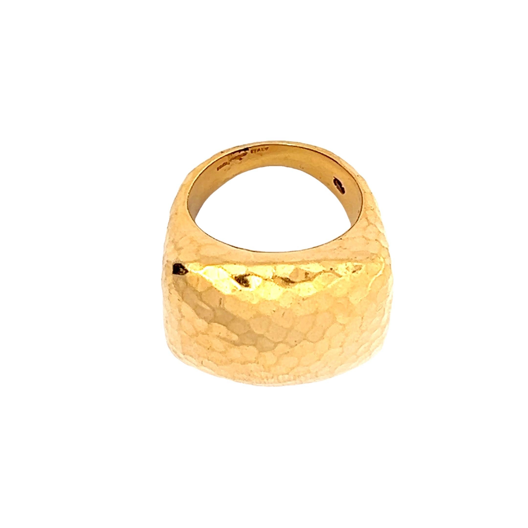 Design chic et contemporain de Roberto Coin, cette bague dôme de fabrication italienne est réalisée en or jaune 18 carats radieux et finie avec la texture martellato signature de la marque - une surface martelée qui ajoute de la profondeur, du
