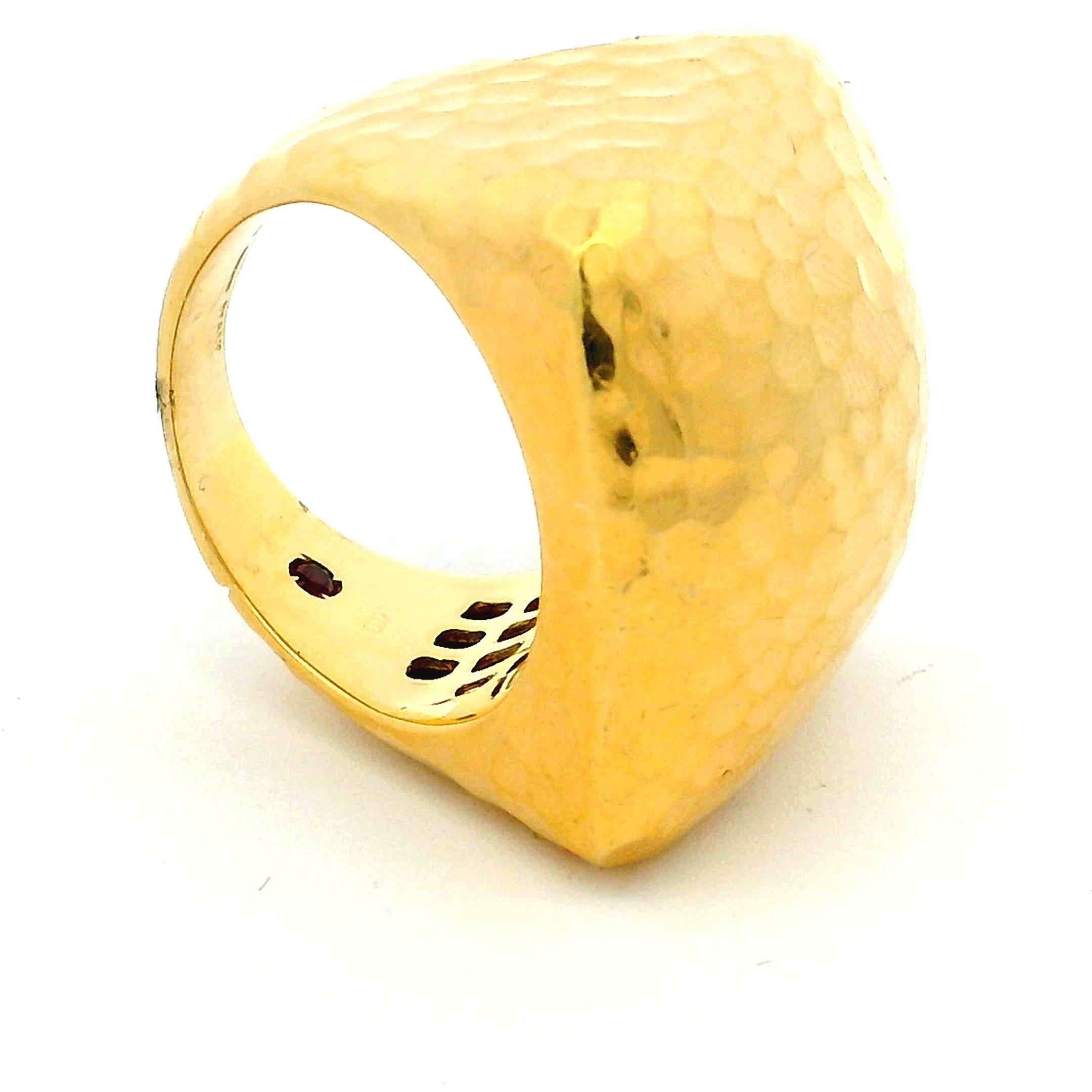 Design chic et contemporain de Roberto Coin, cette bague dôme de fabrication italienne est réalisée en or jaune 18 carats radieux et finie avec la texture martellato signature de la marque - une surface martelée qui ajoute de la profondeur, du