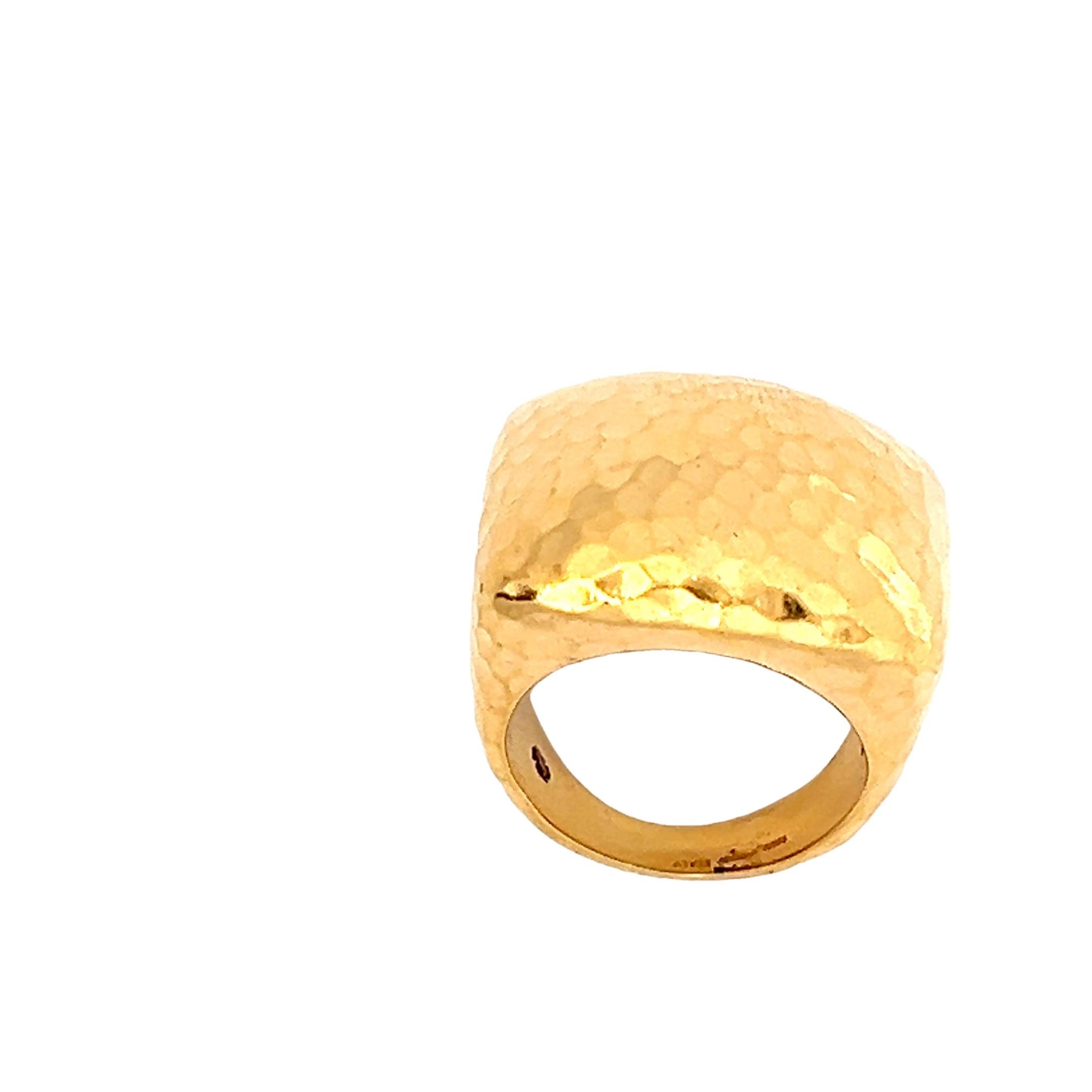 Roberto Coin Bague dôme martelée en or jaune 18K, finition italienne Martellato Excellent état - En vente à Miami, FL