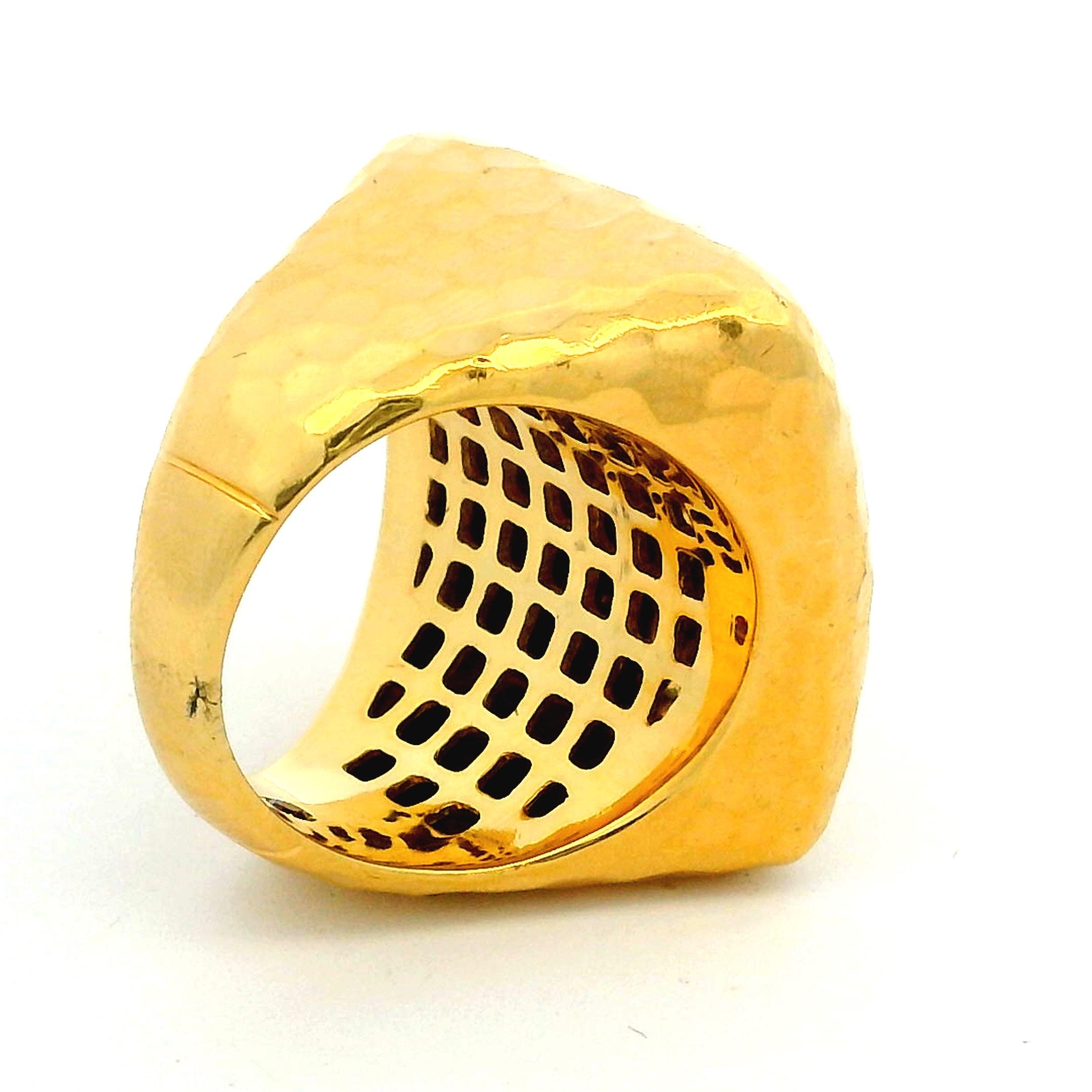 Roberto Coin Bague dôme martelée en or jaune 18K, finition italienne Martellato Excellent état à Miami, FL