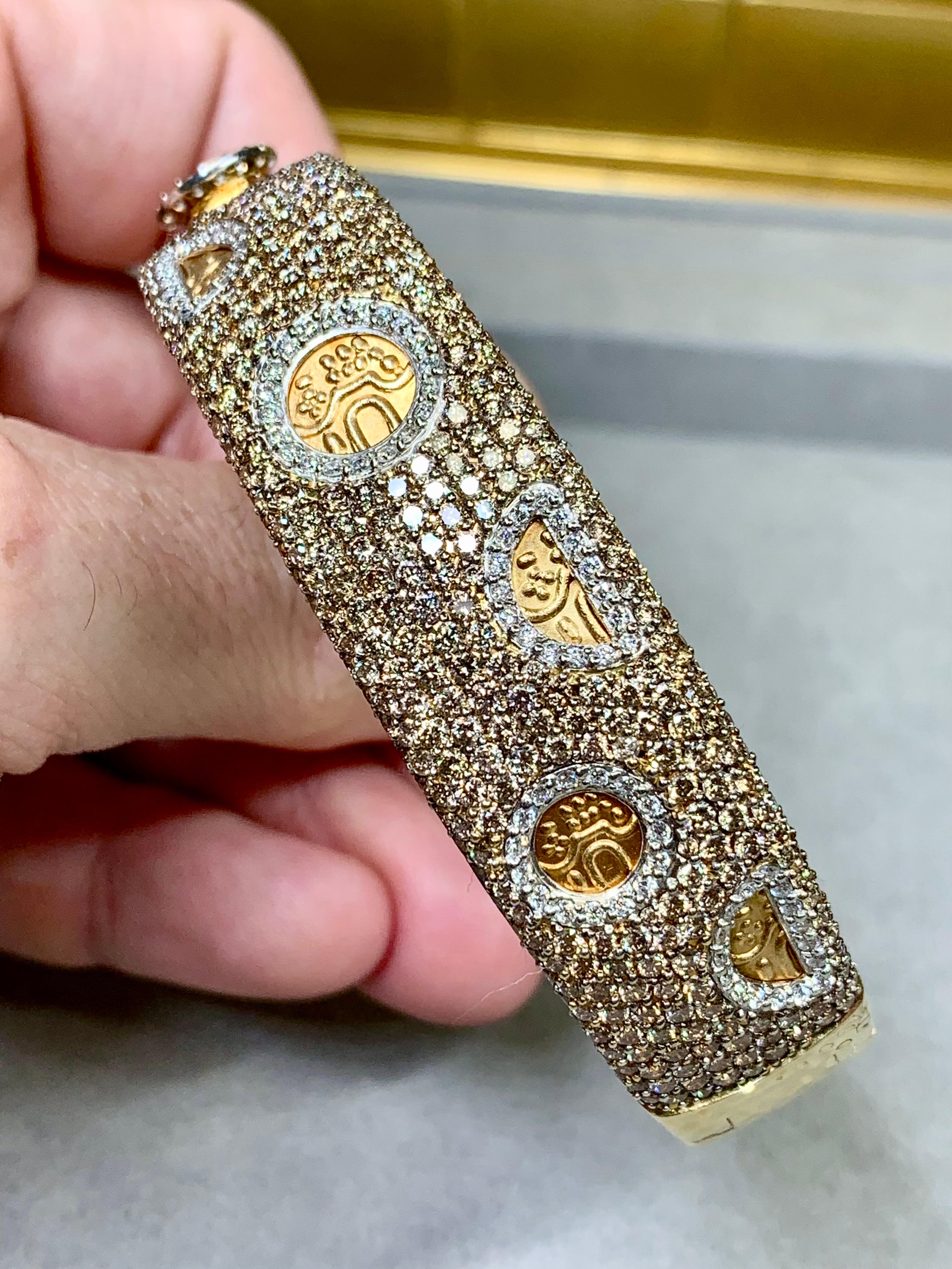 Roberto Coin 18K Yellow Gold Hammered Pavé Brown White Diamond Cuff Bracelet 7ct en venta 4