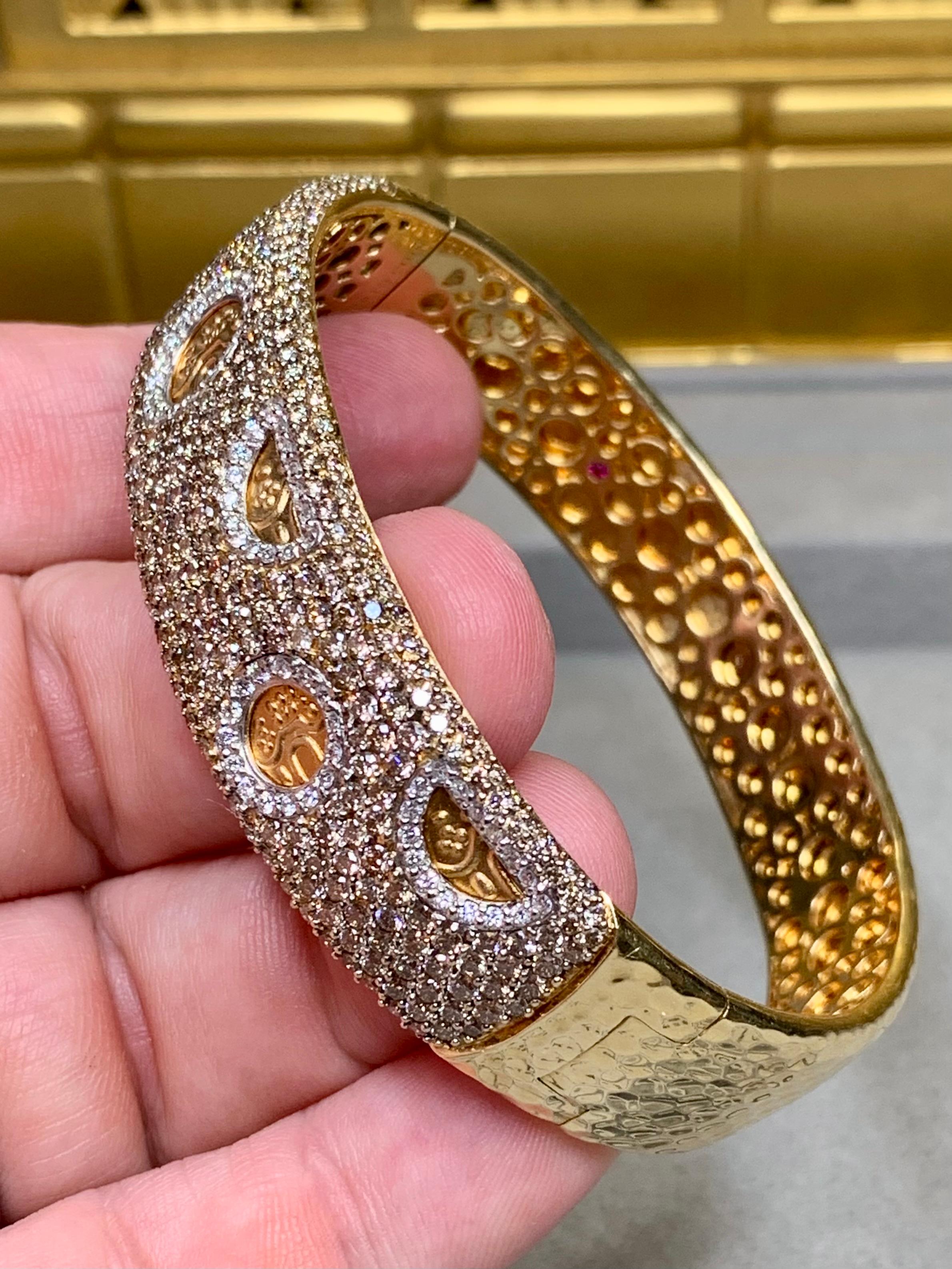 Roberto Coin 18K Yellow Gold Hammered Pavé Brown White Diamond Cuff Bracelet 7ct en venta 6