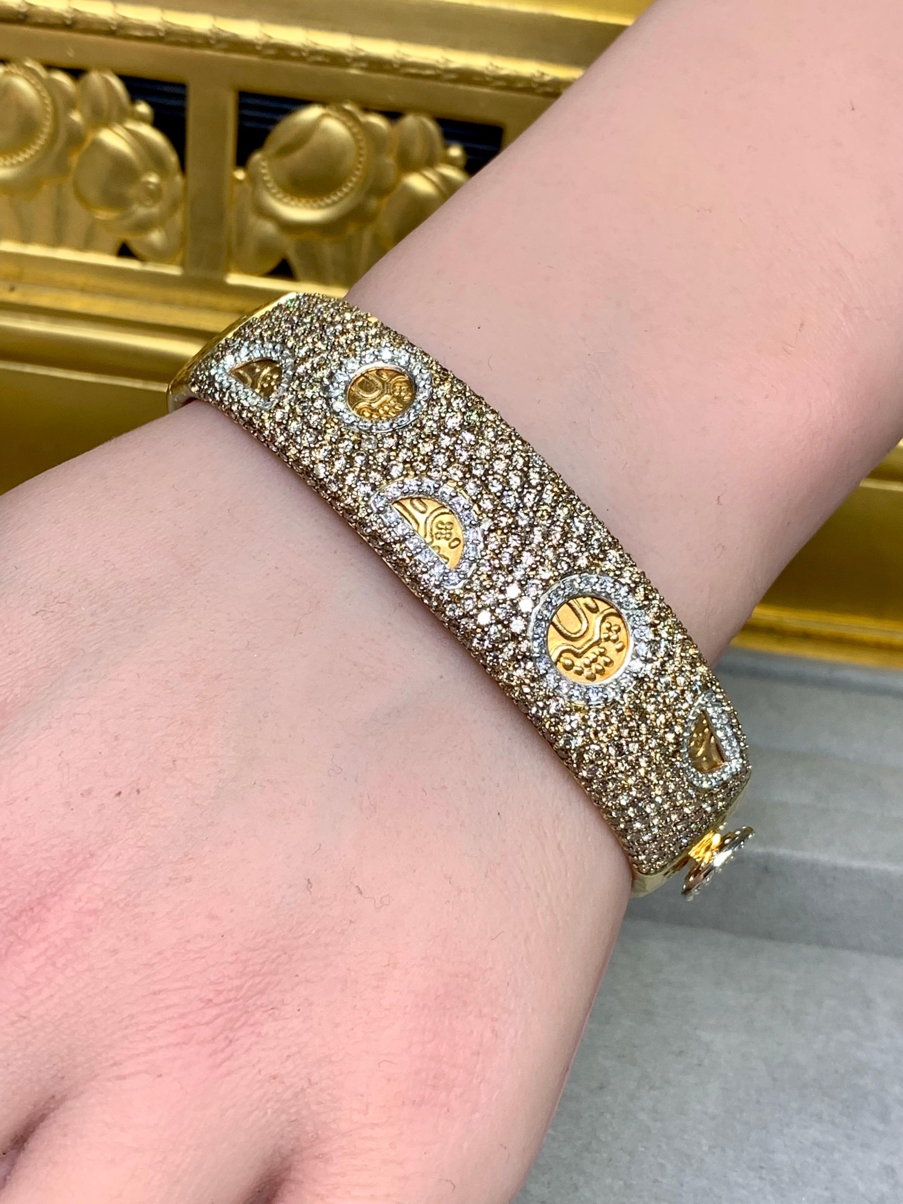 Roberto Coin 18K Yellow Gold Hammered Pavé Brown White Diamond Cuff Bracelet 7ct en venta 7