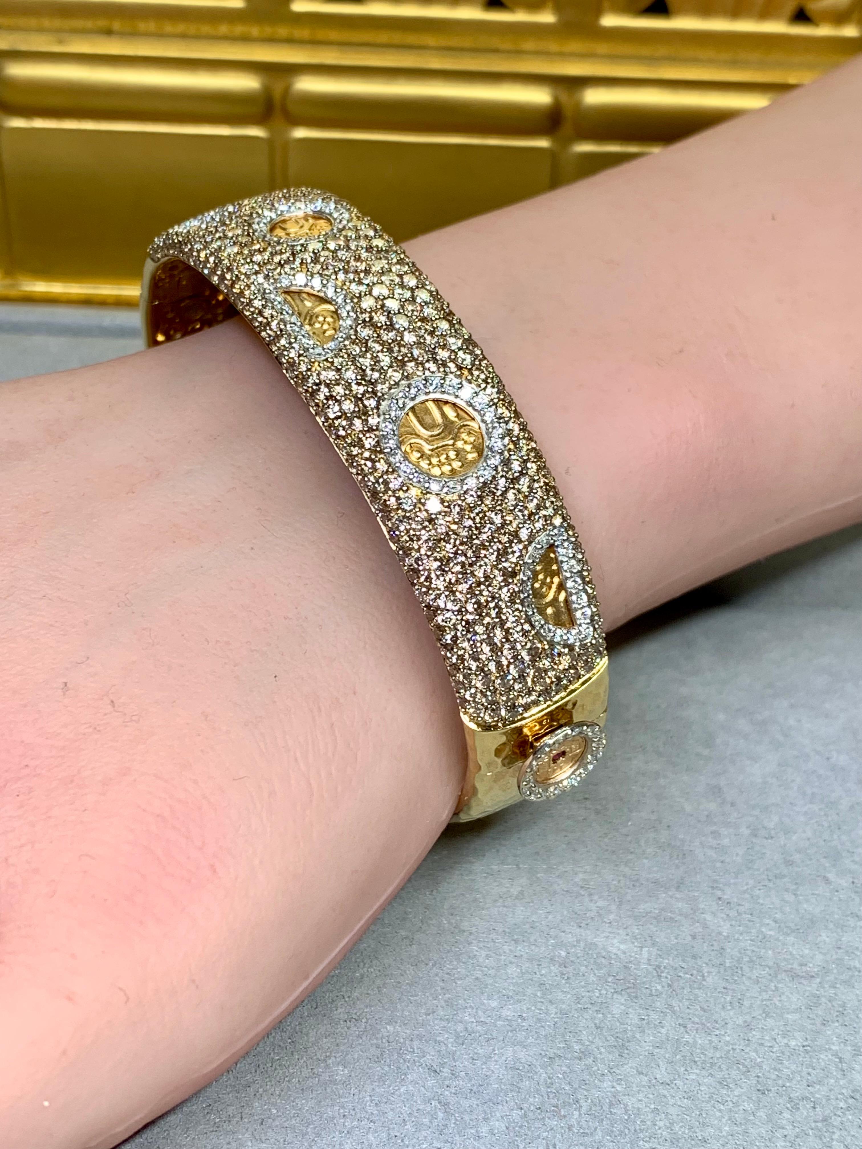 Roberto Coin 18K Yellow Gold Hammered Pavé Brown White Diamond Cuff Bracelet 7ct en venta 8