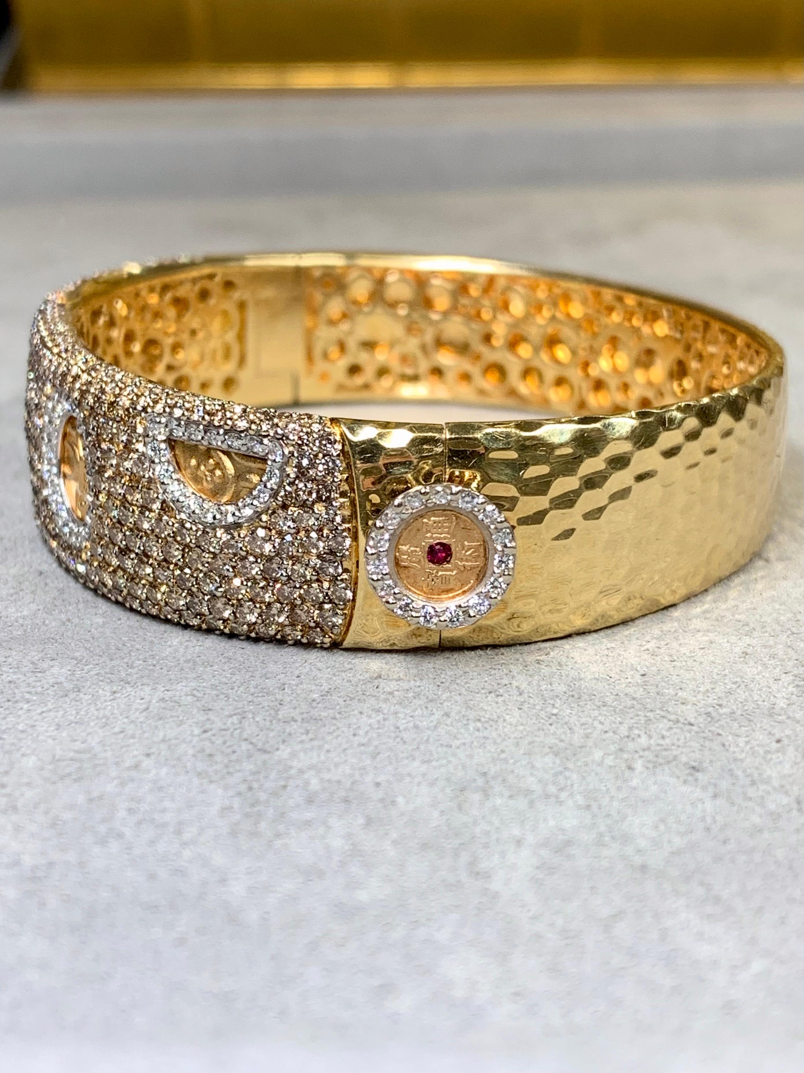 Roberto Coin 18K Yellow Gold Hammered Pavé Brown White Diamond Cuff Bracelet 7ct Contemporáneo en venta