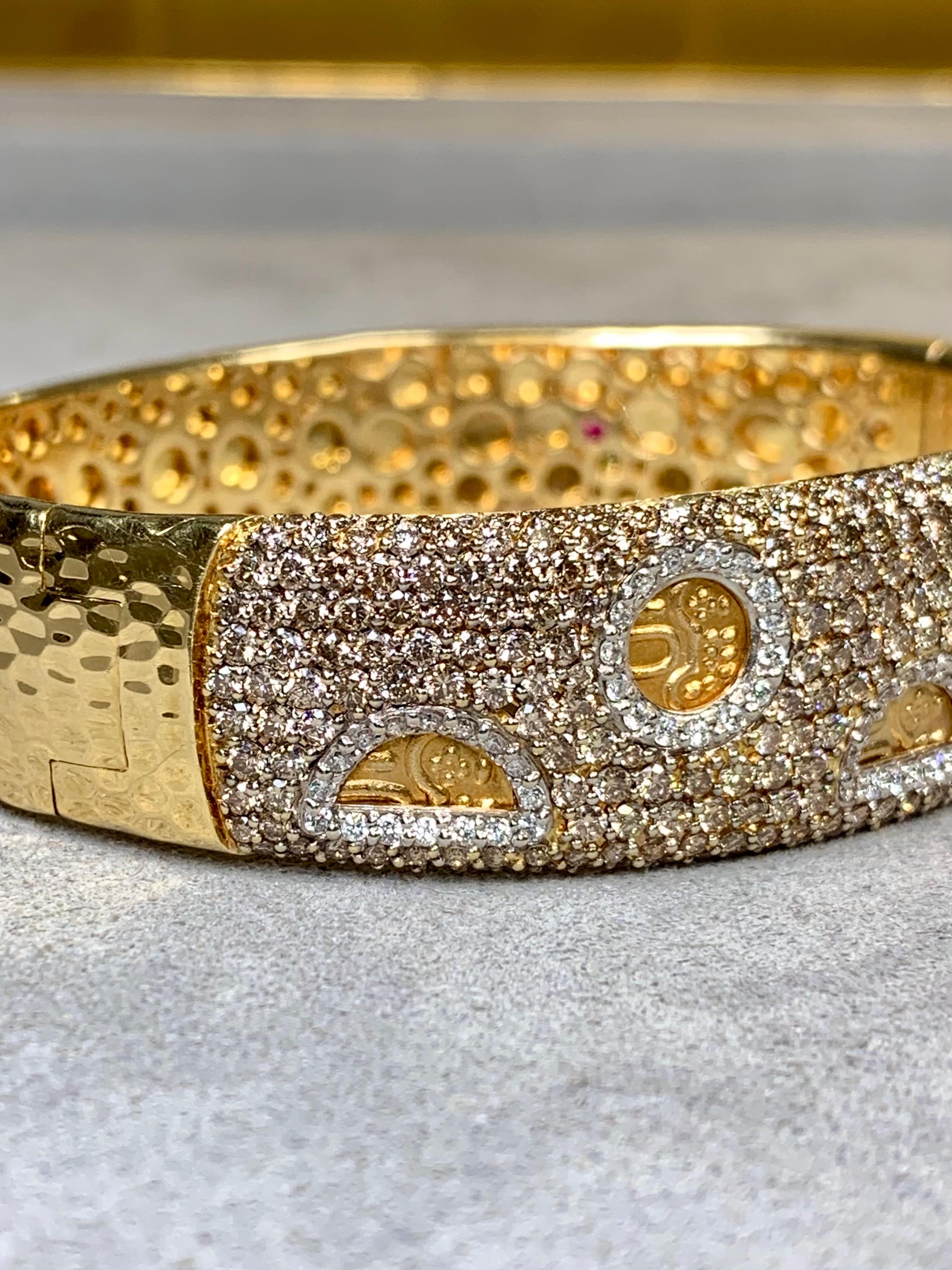 Roberto Coin 18K Yellow Gold Hammered Pavé Brown White Diamond Cuff Bracelet 7ct Corte redondo en venta