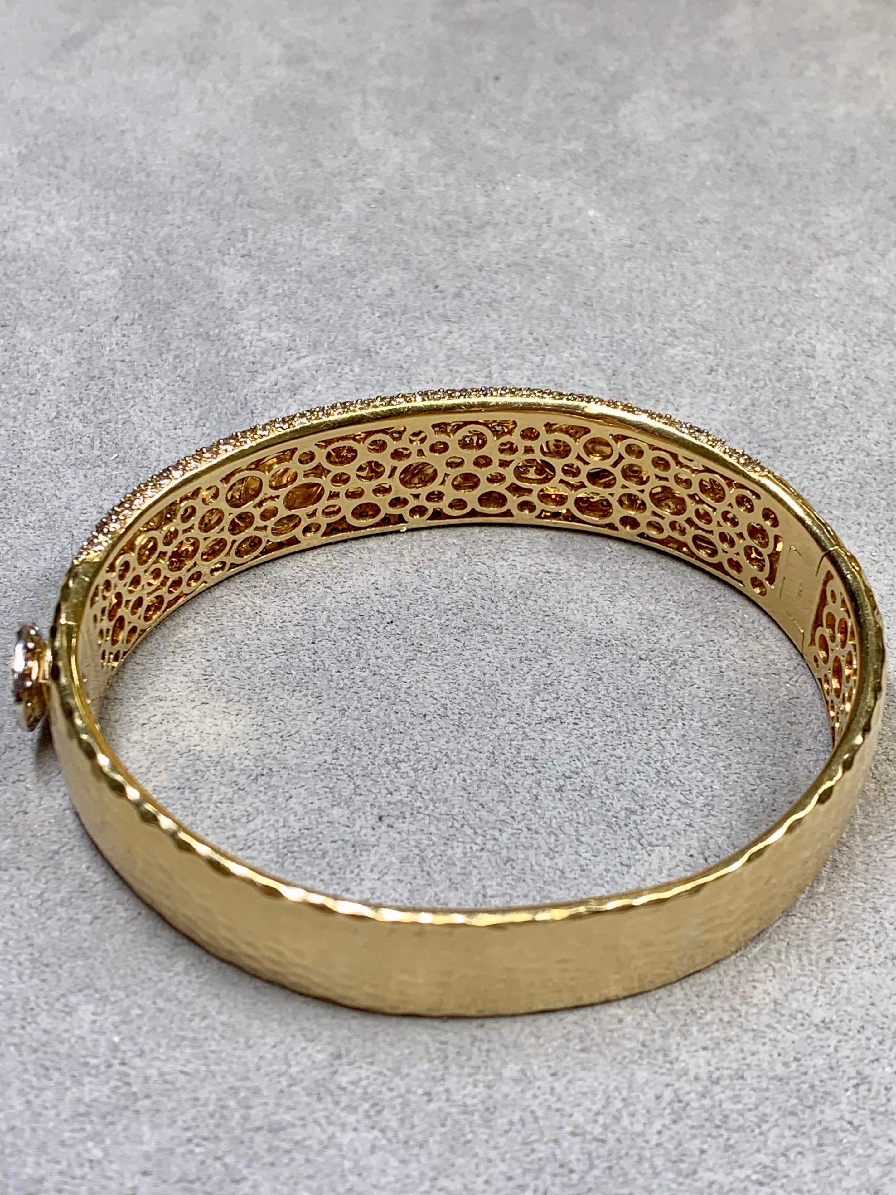 Roberto Coin 18K Yellow Gold Hammered Pavé Brown White Diamond Cuff Bracelet 7ct en Bueno estado para la venta en Winter Springs, FL