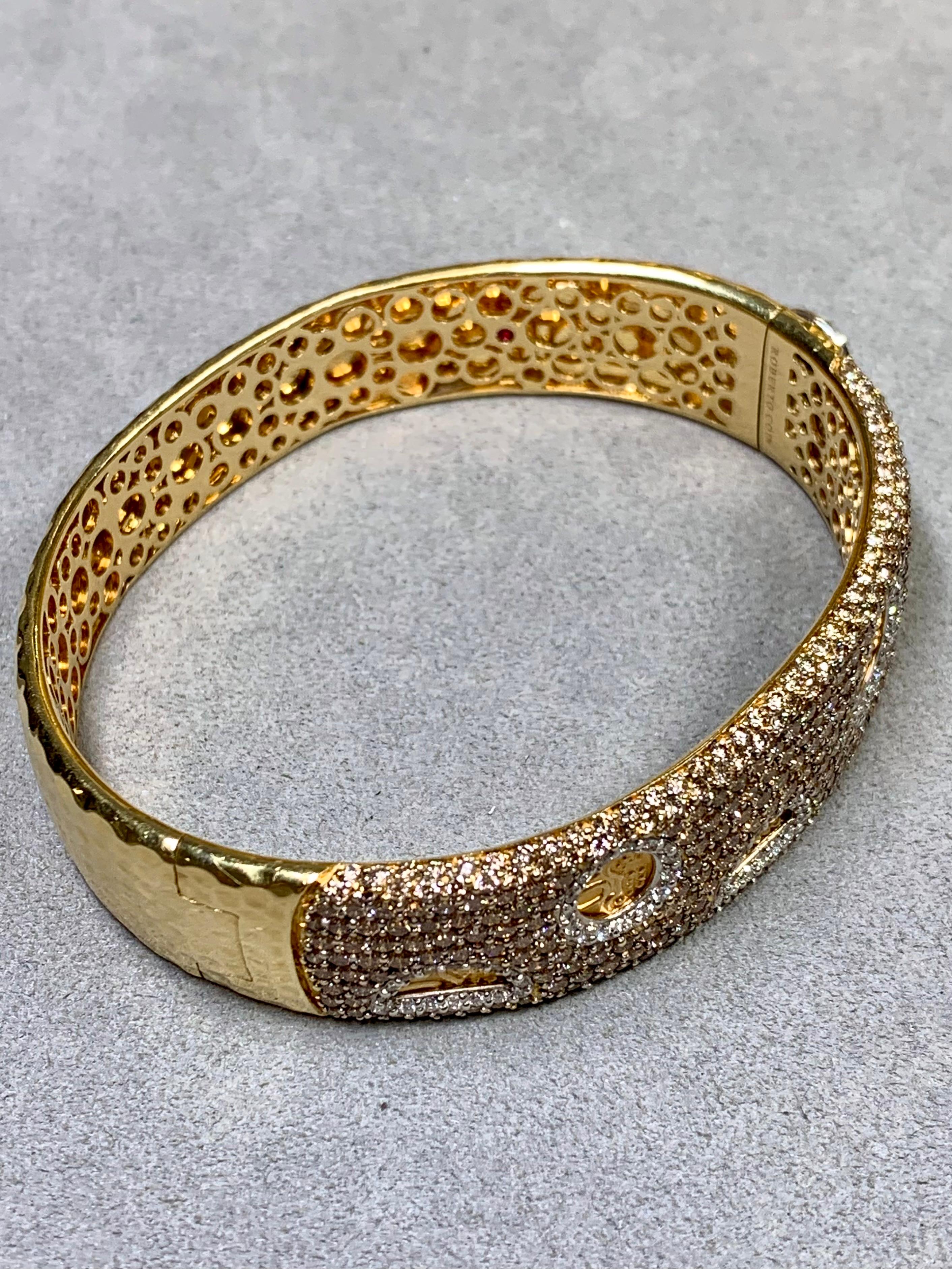 Femenino o masculino Roberto Coin 18K Yellow Gold Hammered Pavé Brown White Diamond Cuff Bracelet 7ct en venta