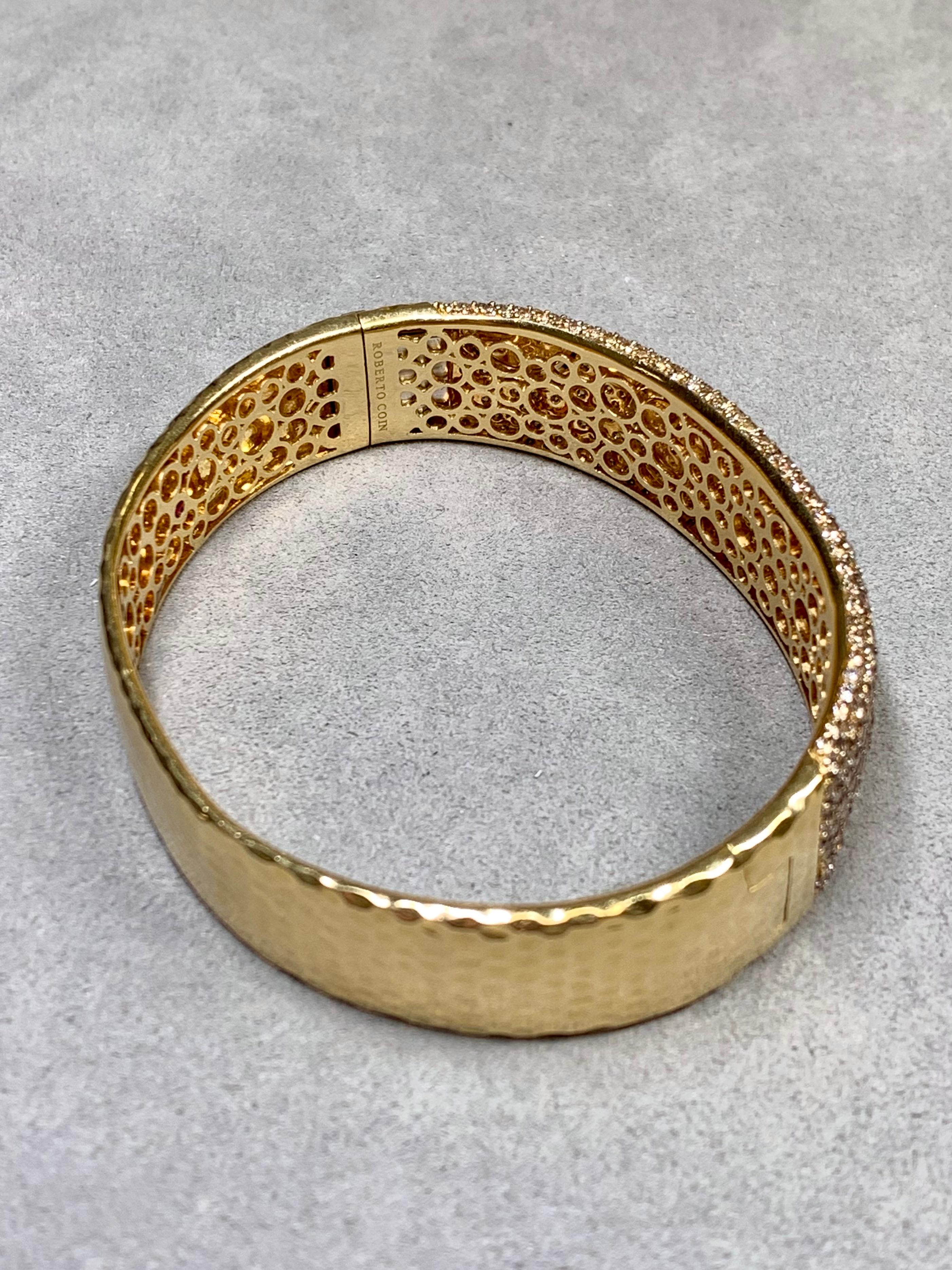 Roberto Coin 18K Yellow Gold Hammered Pavé Brown White Diamond Cuff Bracelet 7ct en venta 1