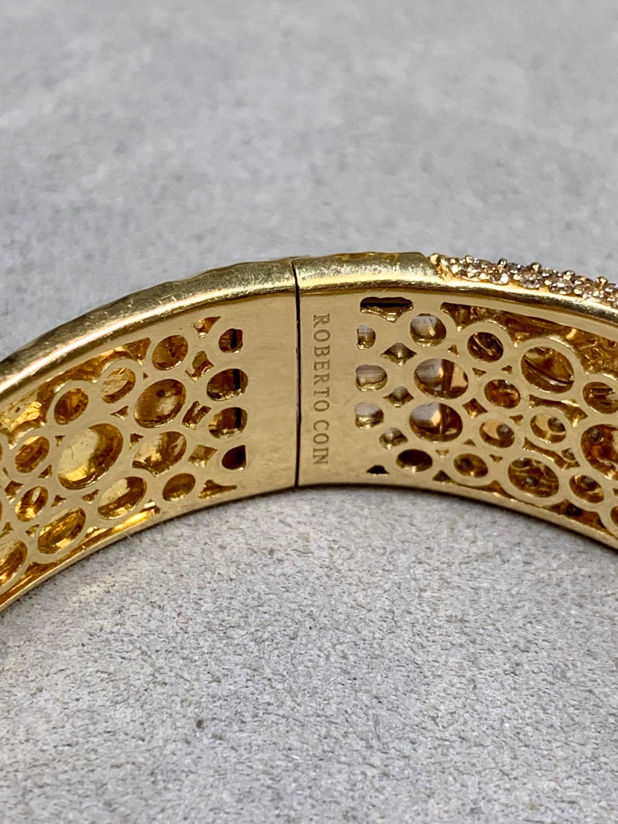 Roberto Coin 18K Yellow Gold Hammered Pavé Brown White Diamond Cuff Bracelet 7ct en venta 2