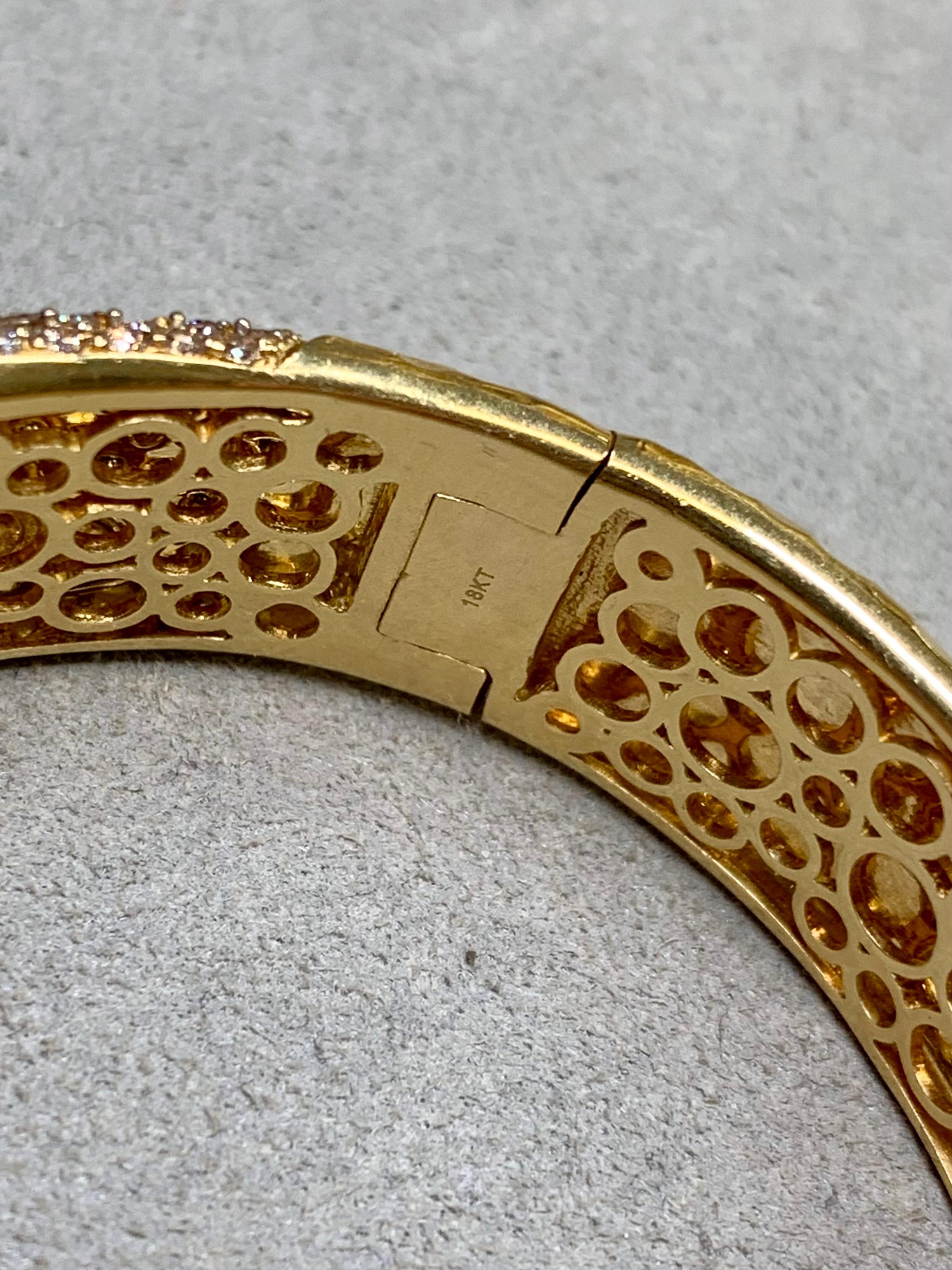 Roberto Coin 18K Yellow Gold Hammered Pavé Brown White Diamond Cuff Bracelet 7ct en venta 3