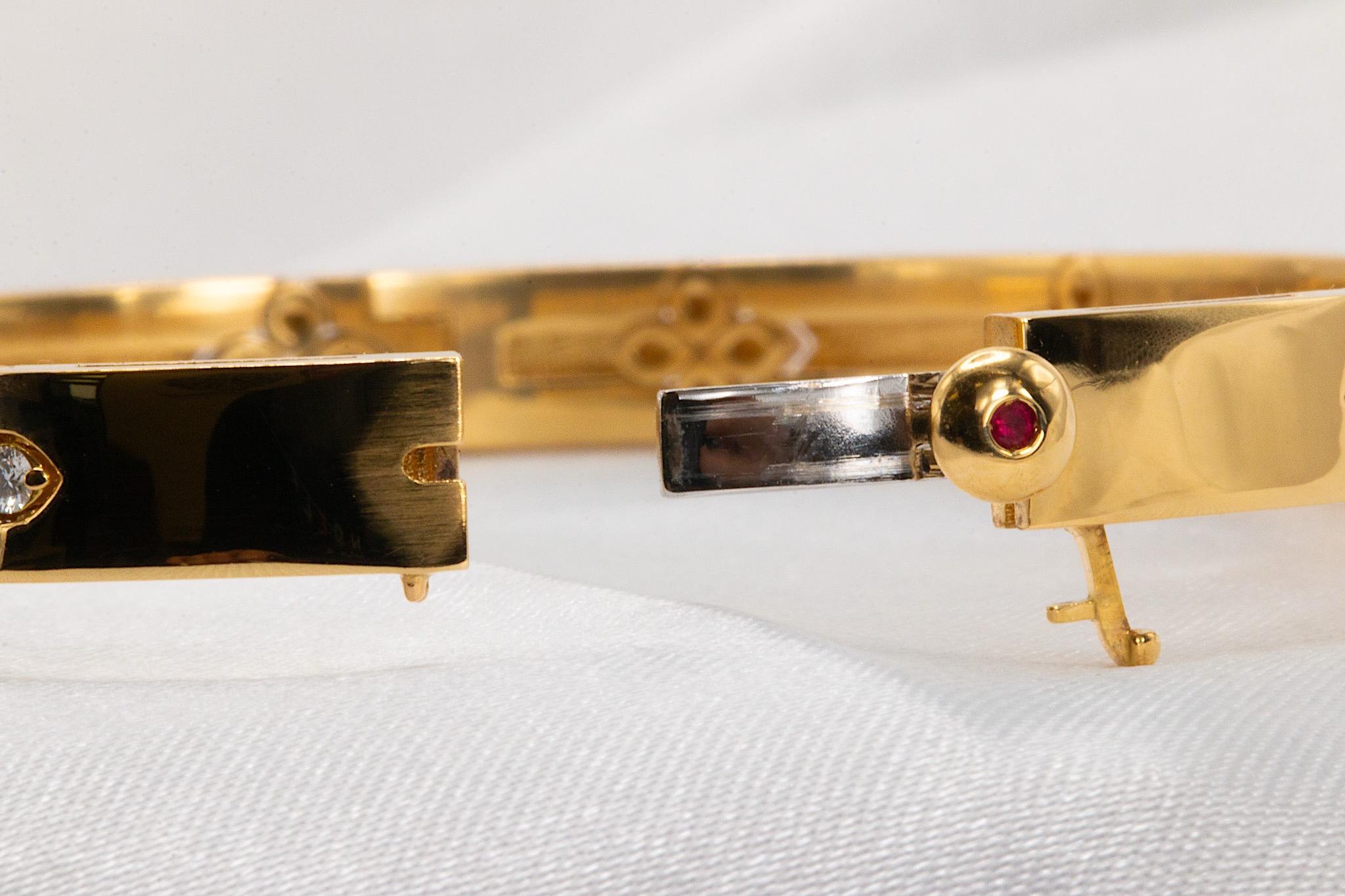 Roberto Coin 18k Yellow Gold Love in Verona Diamond Accent Bangle en vente 7