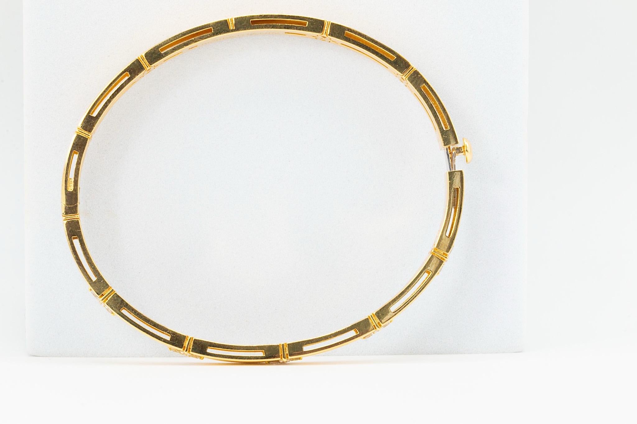 Taille ronde Roberto Coin 18k Yellow Gold Love in Verona Diamond Accent Bangle en vente