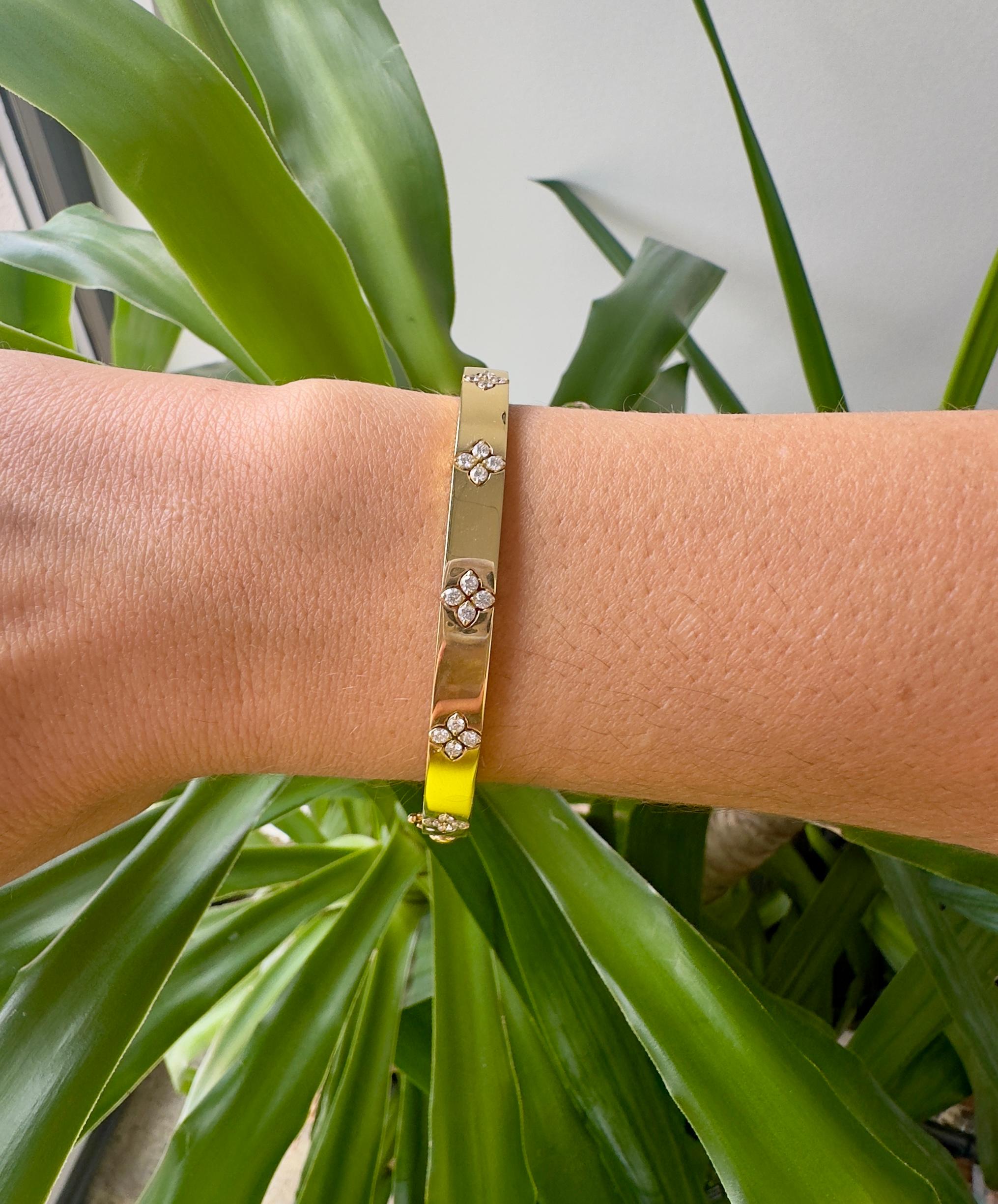 Roberto Coin 18k Yellow Gold Love in Verona Diamond Accent Bangle Unisexe en vente