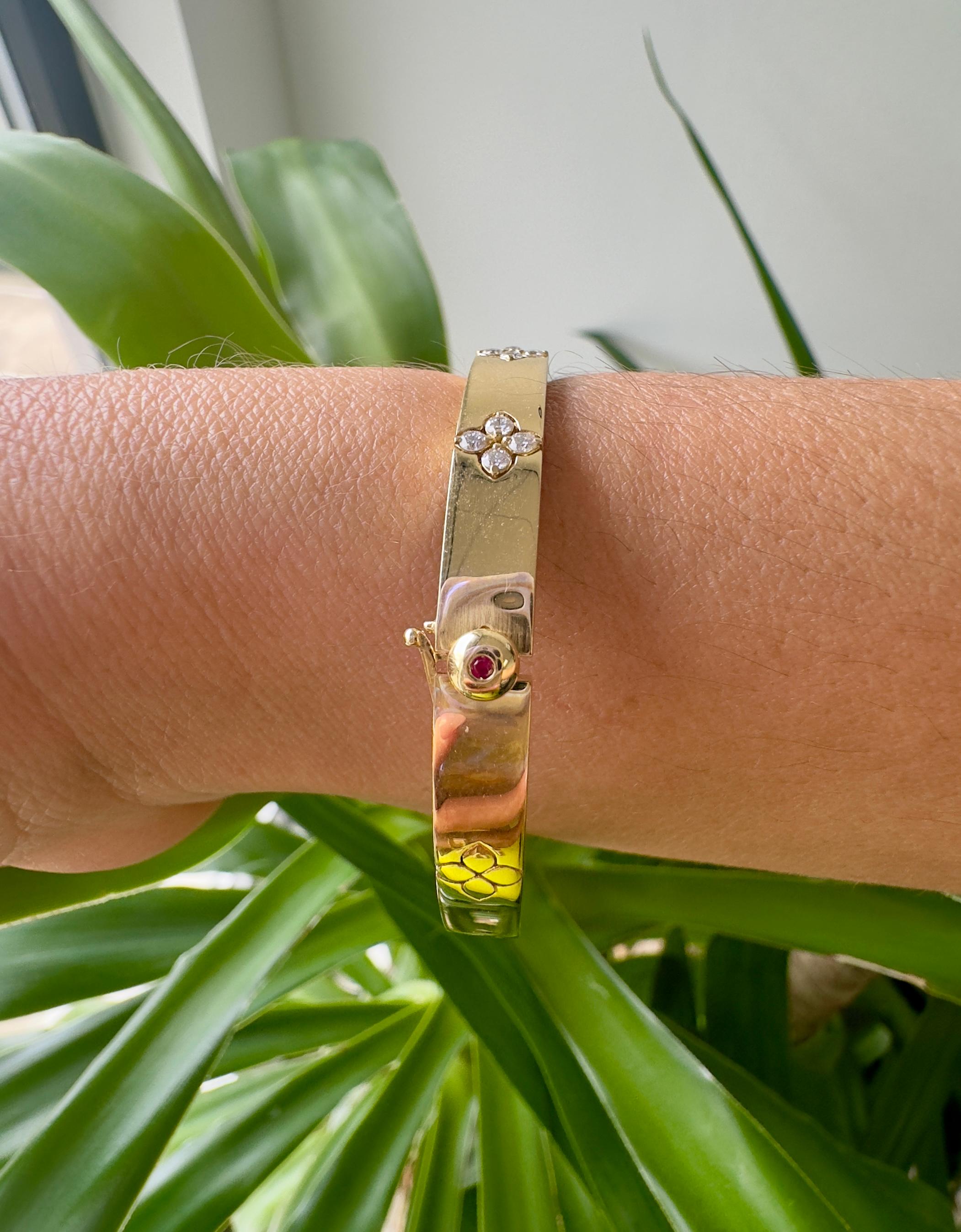 Roberto Coin 18k Yellow Gold Love in Verona Diamond Accent Bangle en vente 1