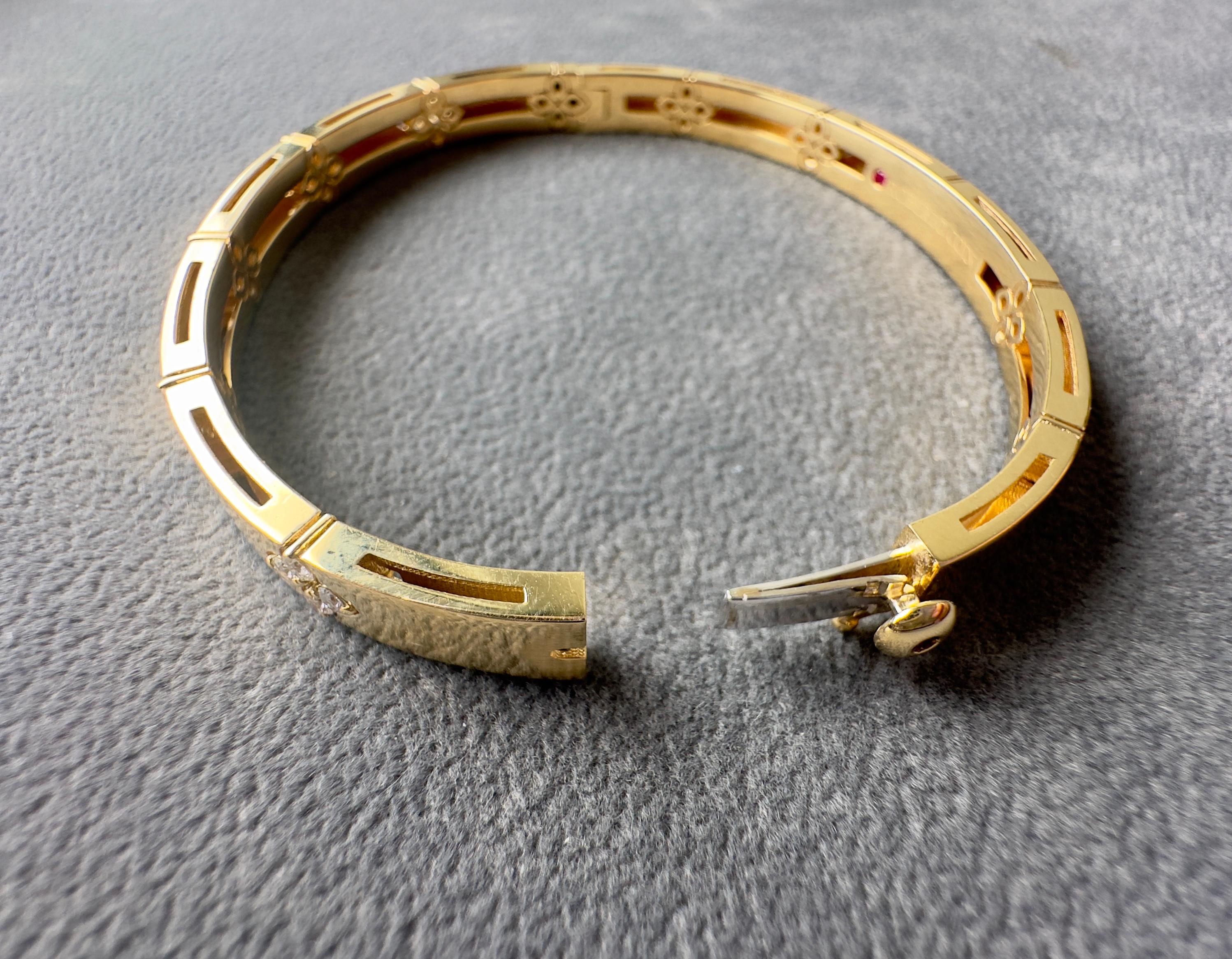 Roberto Coin 18k Yellow Gold Love in Verona Diamond Accent Bangle en vente 4