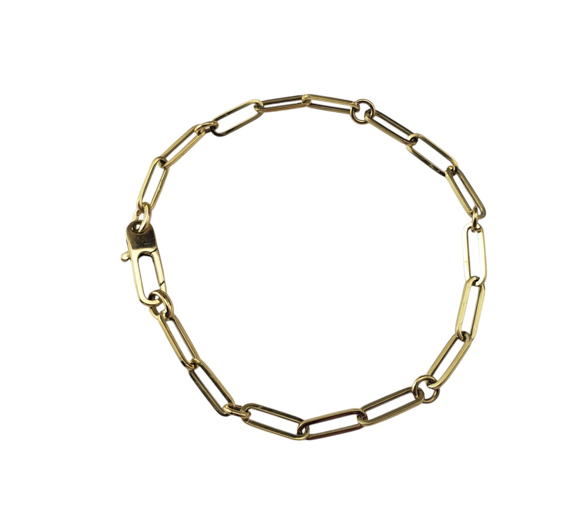 Roberto Coin 18K Gelbgold Papier Clip Kette Link Armband-

Dieses Büroklammerarmband aus 18 Karat Gelbgold von Roberto Coin zeichnet sich durch längliche, rechteckige Glieder aus, die eine schlanke und moderne Silhouette schaffen. Dieses Stück