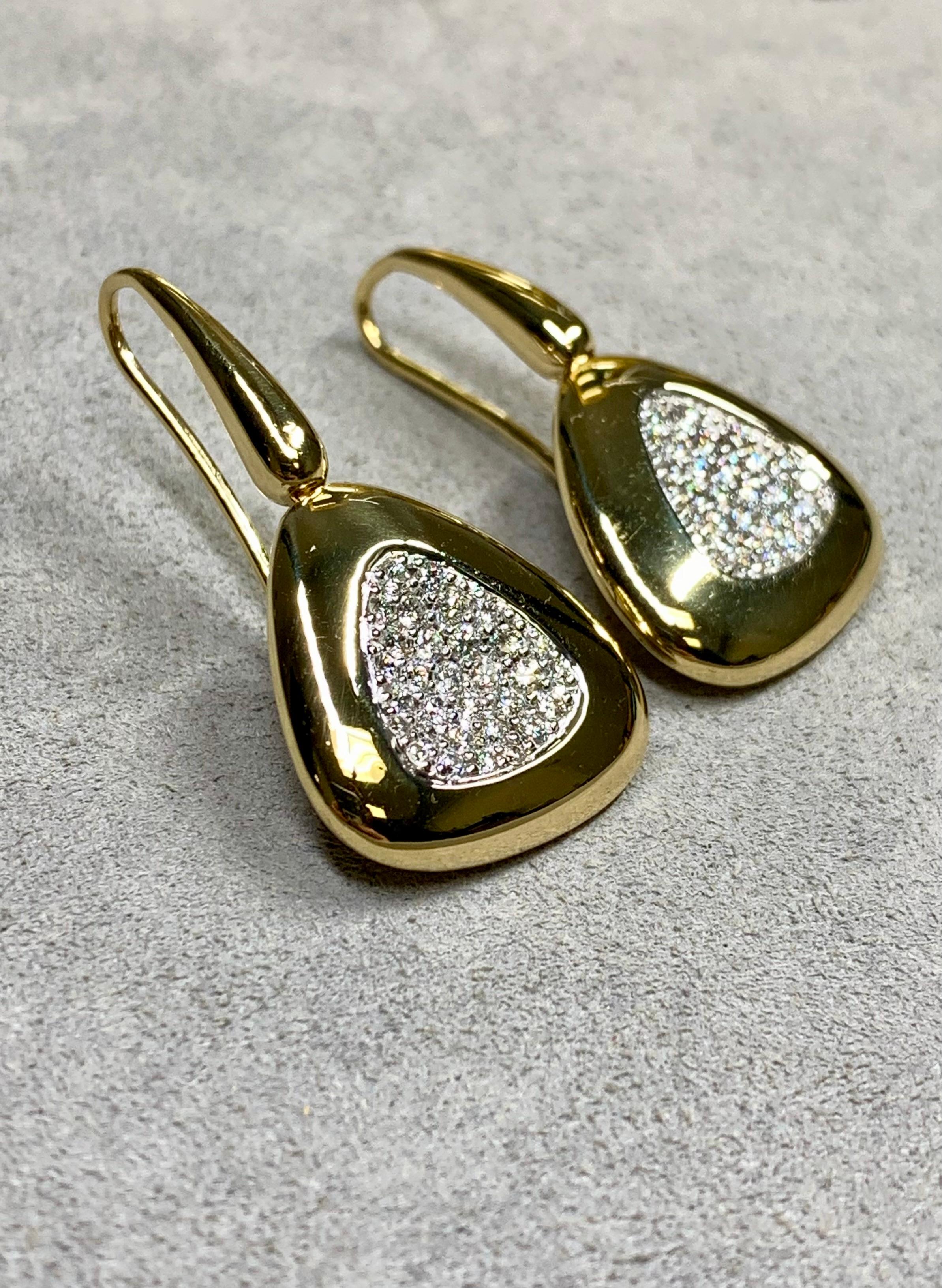 Boucles d'oreilles originales de Roberto Coin de la ligne Capri. Elles sont fabriquées en or jaune 18 carats et serties d'environ 1,15ctw de diamants ronds de couleur G-H et de pureté VS1-2. Elles sont dotées de crochets ouverts.


Dimensions/Poids